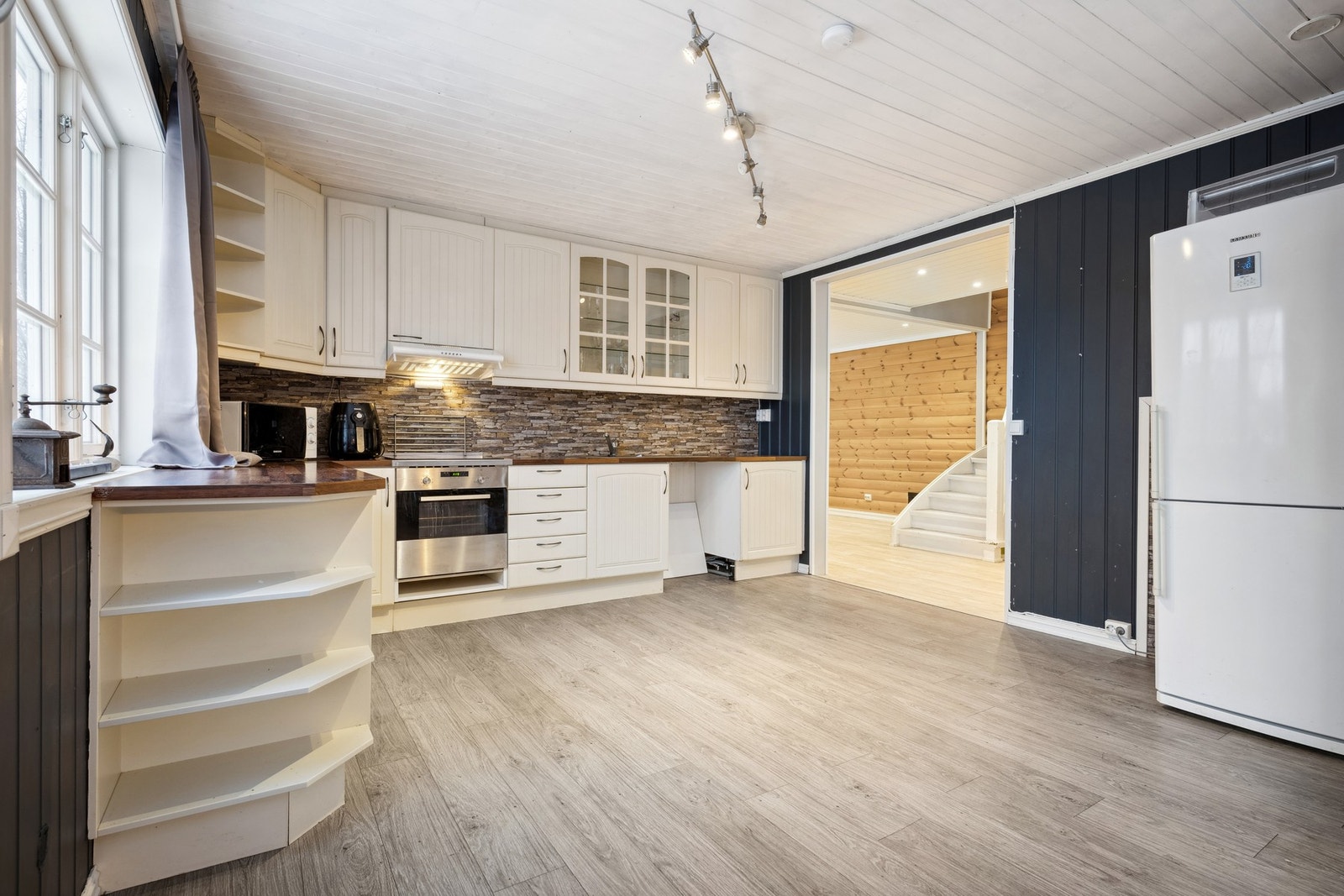 Kjøkken med flis mellom over- og underskap. Galleribilde