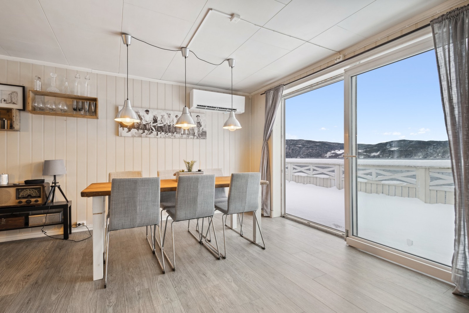 Fra spisestuen er det utgang til balkongen. Galleribilde