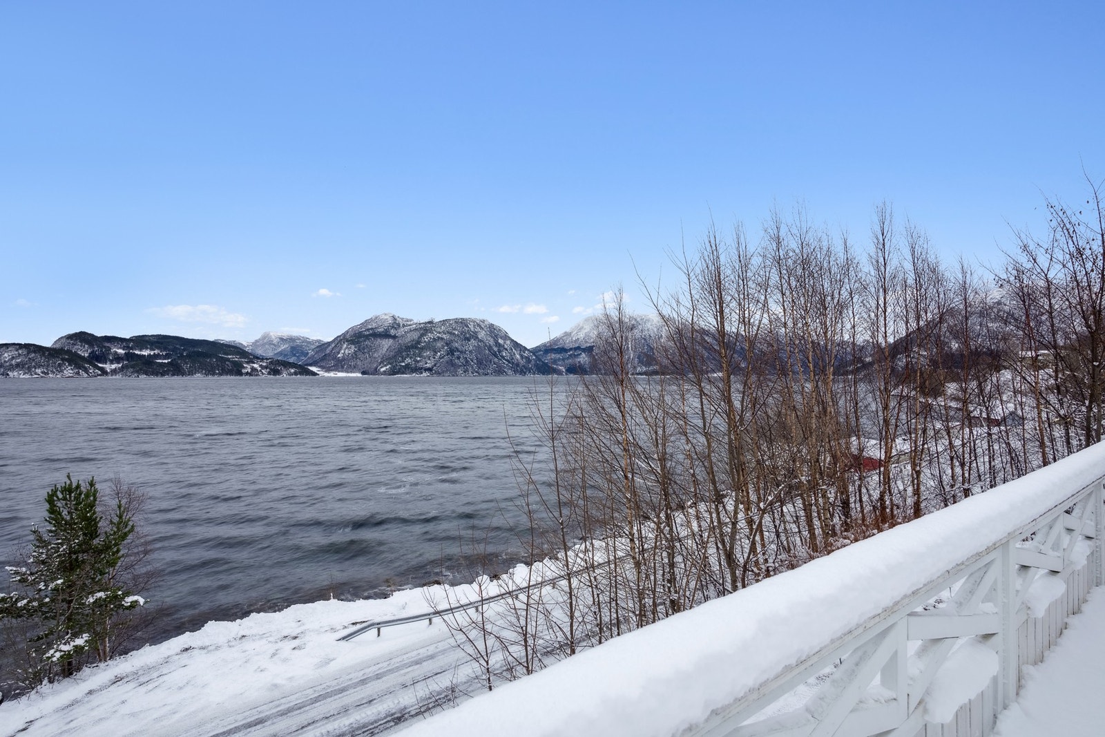 Direkte adkomst til naust fra vegen. Galleribilde