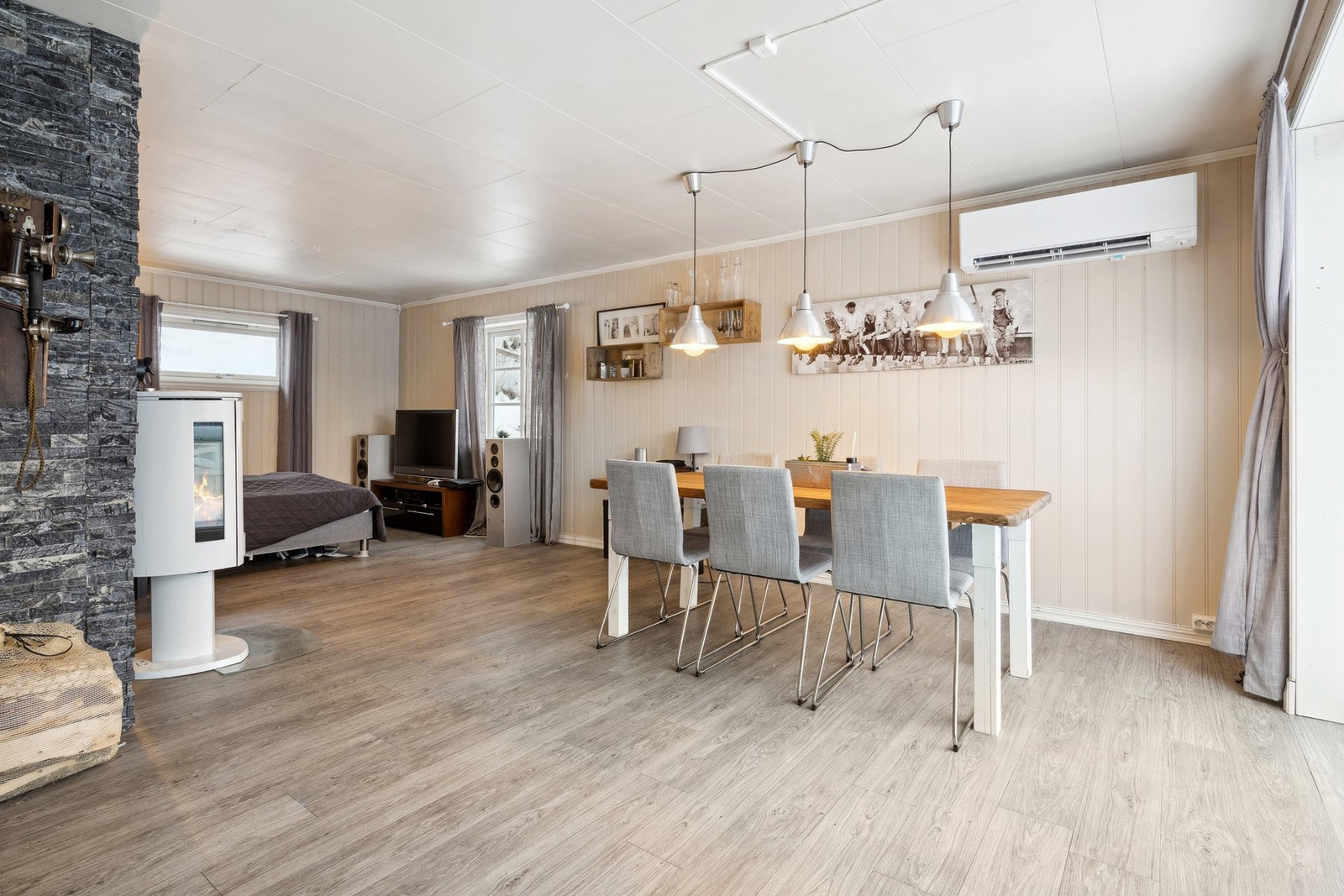 Romslig stue med flere gode møbleringsmuligheter. Galleribilde