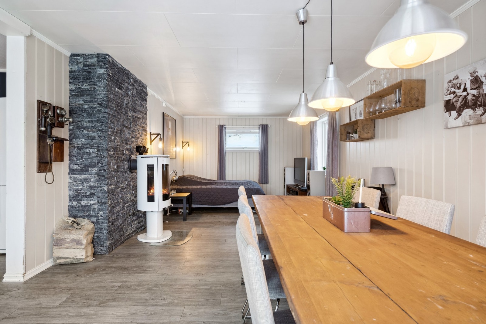 Stuen har blitt benyttet som soverom av nåværende eier. Galleribilde