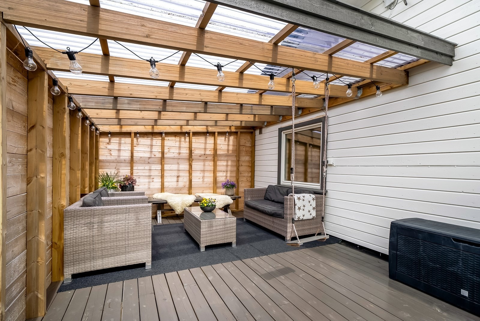 Lun og fin sitteplass, takoverbygg. Bygd i 2022 Galleribilde