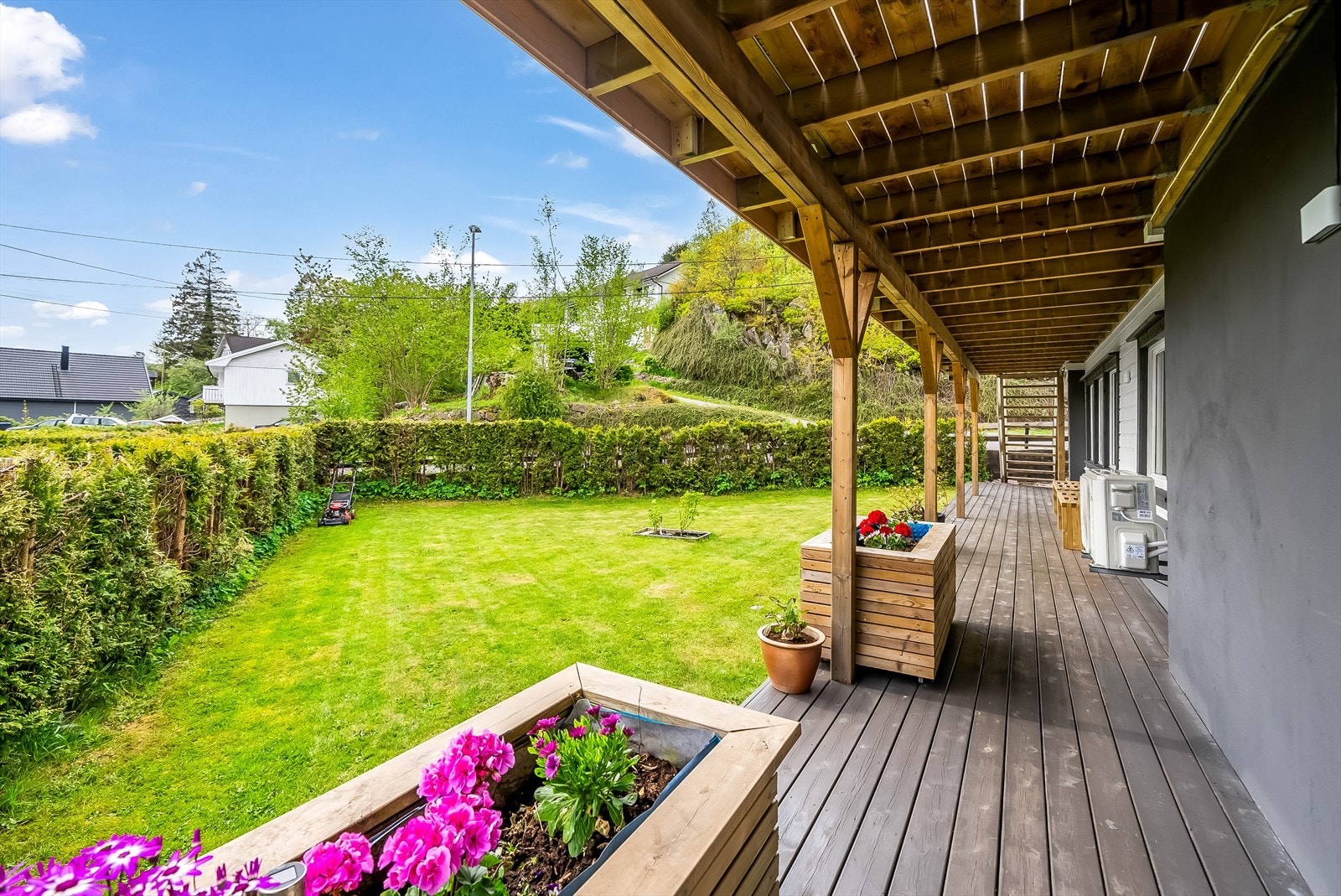 Terrasse på fremside. Utgang fra vaskerom. Galleribilde