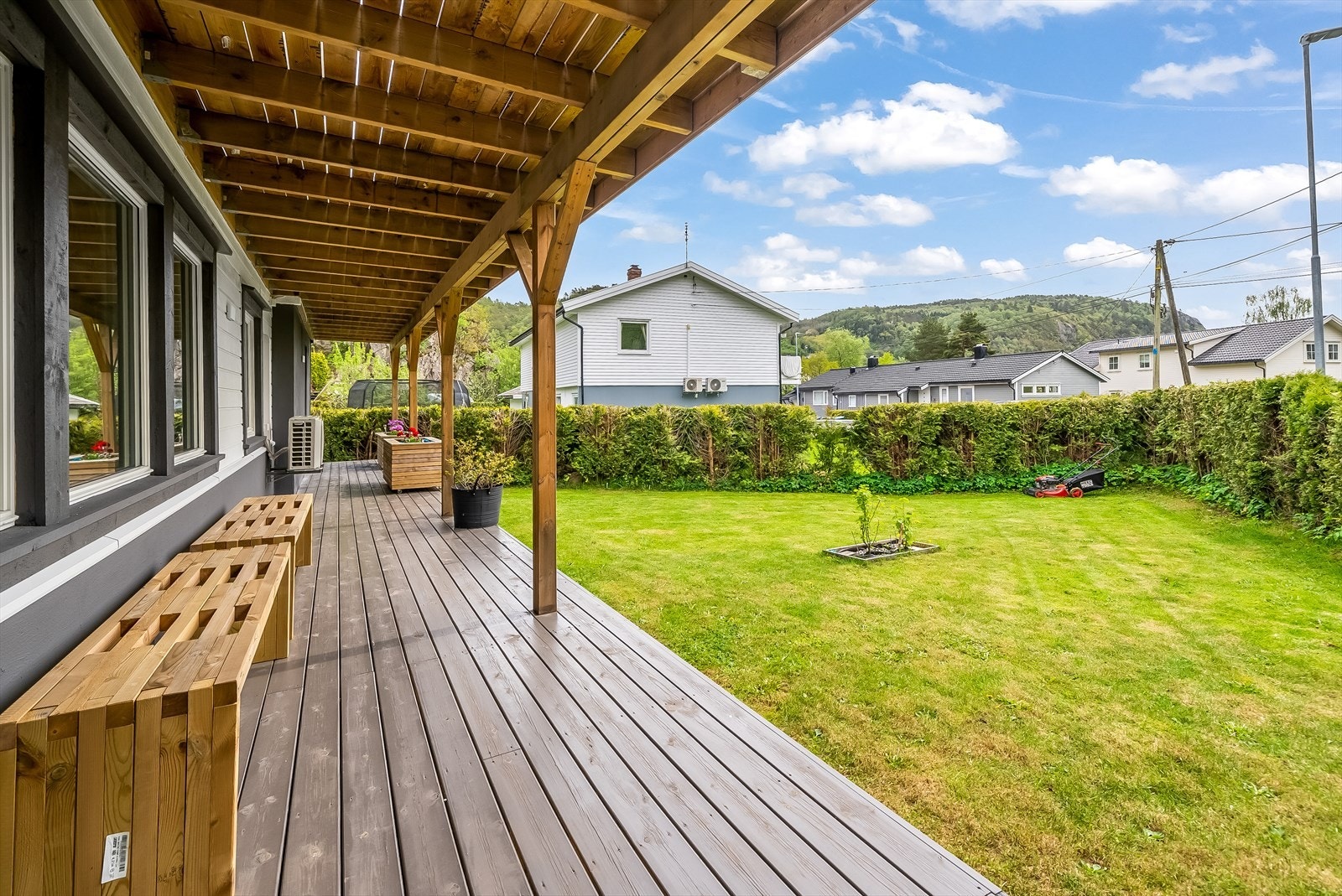 Terrasse mot hage Galleribilde