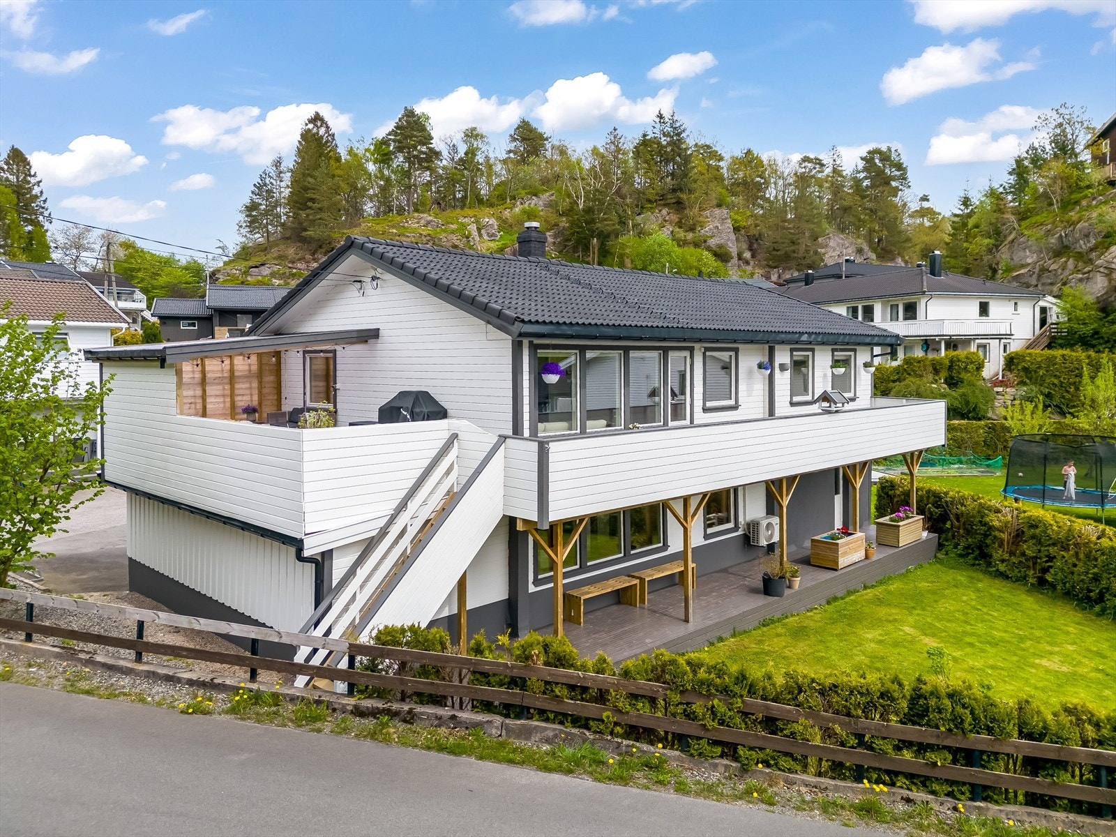 Fremside bolig og del av hagen. Store, solrike terrasser. Galleribilde