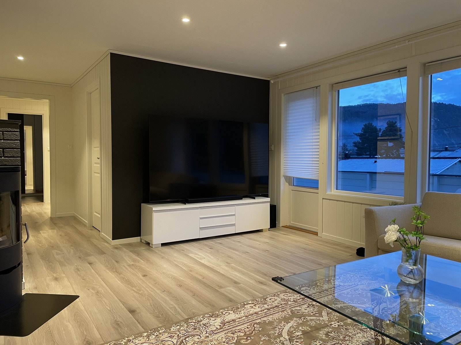 Stuen og soverom 3. Soverom ble gjenoppbygd av eier i vinter 2024. Galleribilde