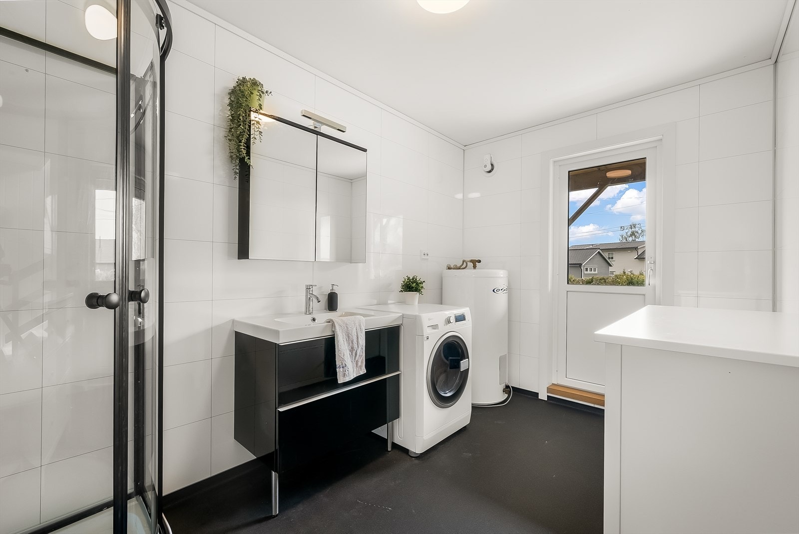 Vaskerom/bad/dusj i hoveddel. Utgang til hagen. Galleribilde