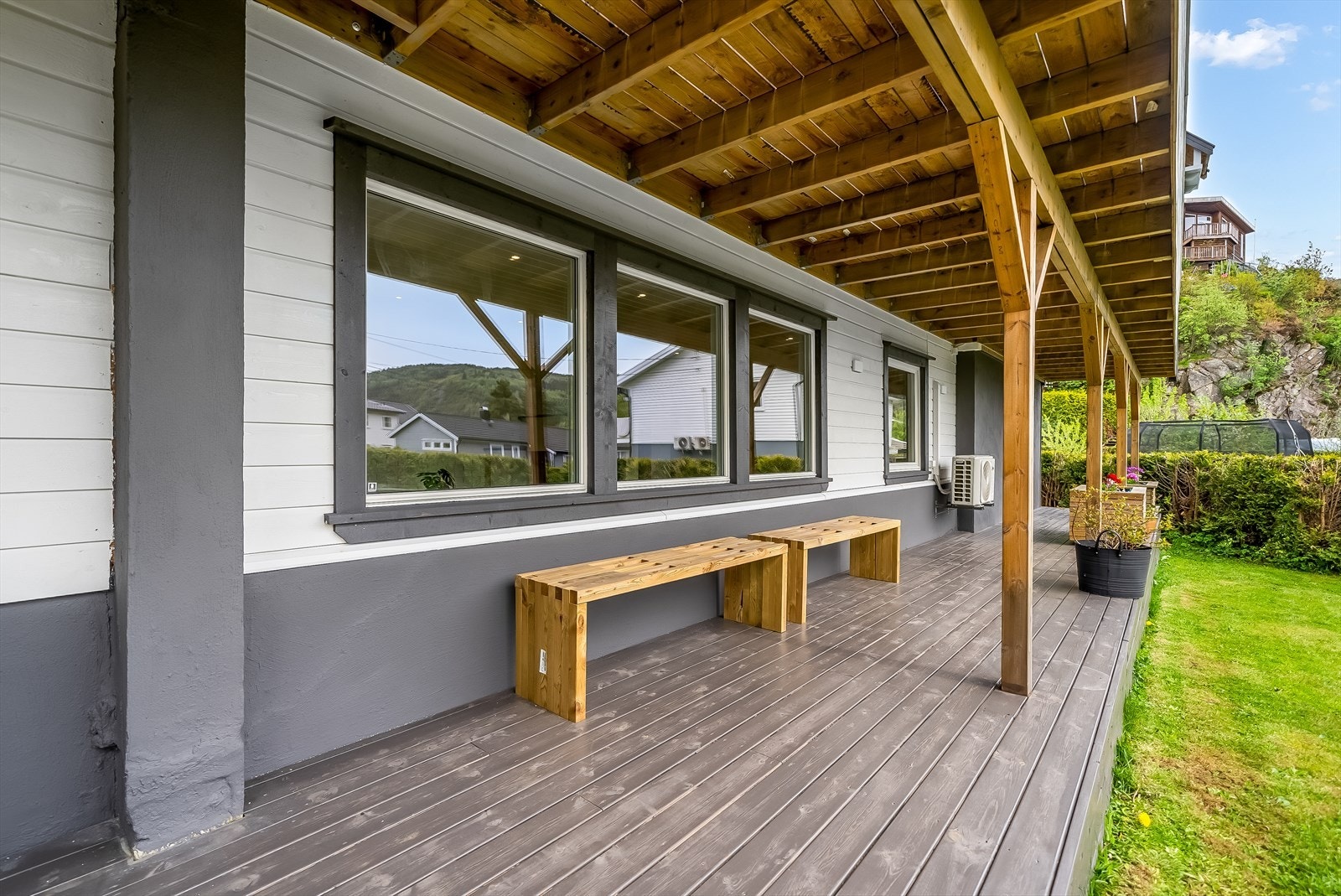 Terrasse fremside mot hagen Galleribilde