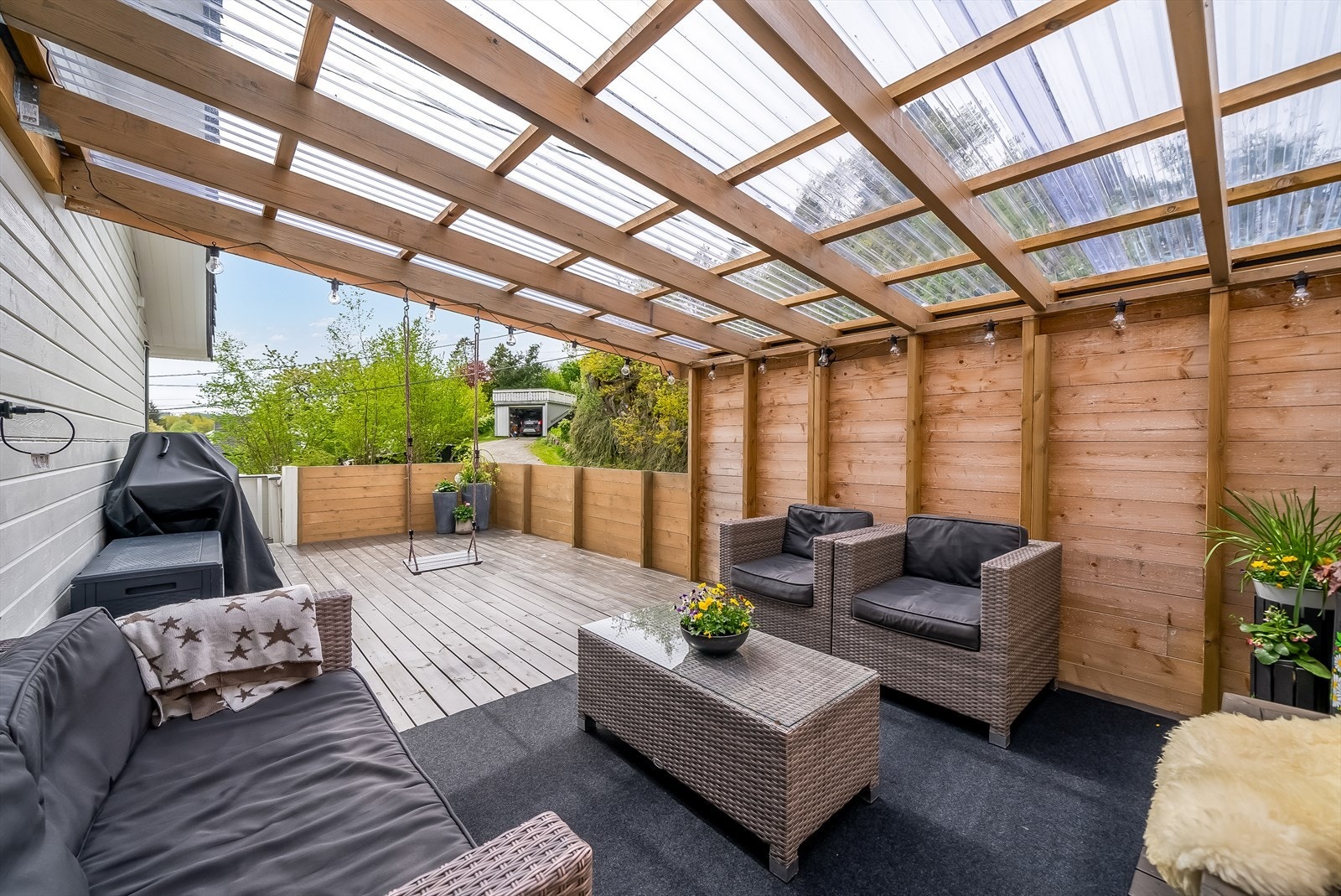 Koselig sittegruppe med takoverbygg Galleribilde