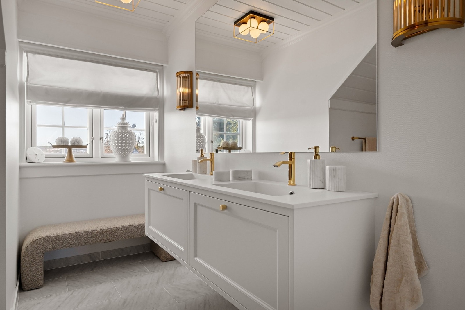 Badet ble ferdigstilt i 2024/2025. Marmorfliser på gulv, gulvvarme, tidløs innredning og belysning. Galleribilde