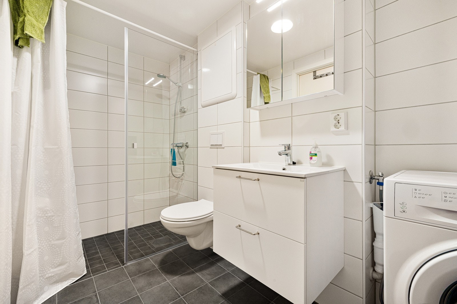 Badet er helfliset med varmekabler i gulv Galleribilde