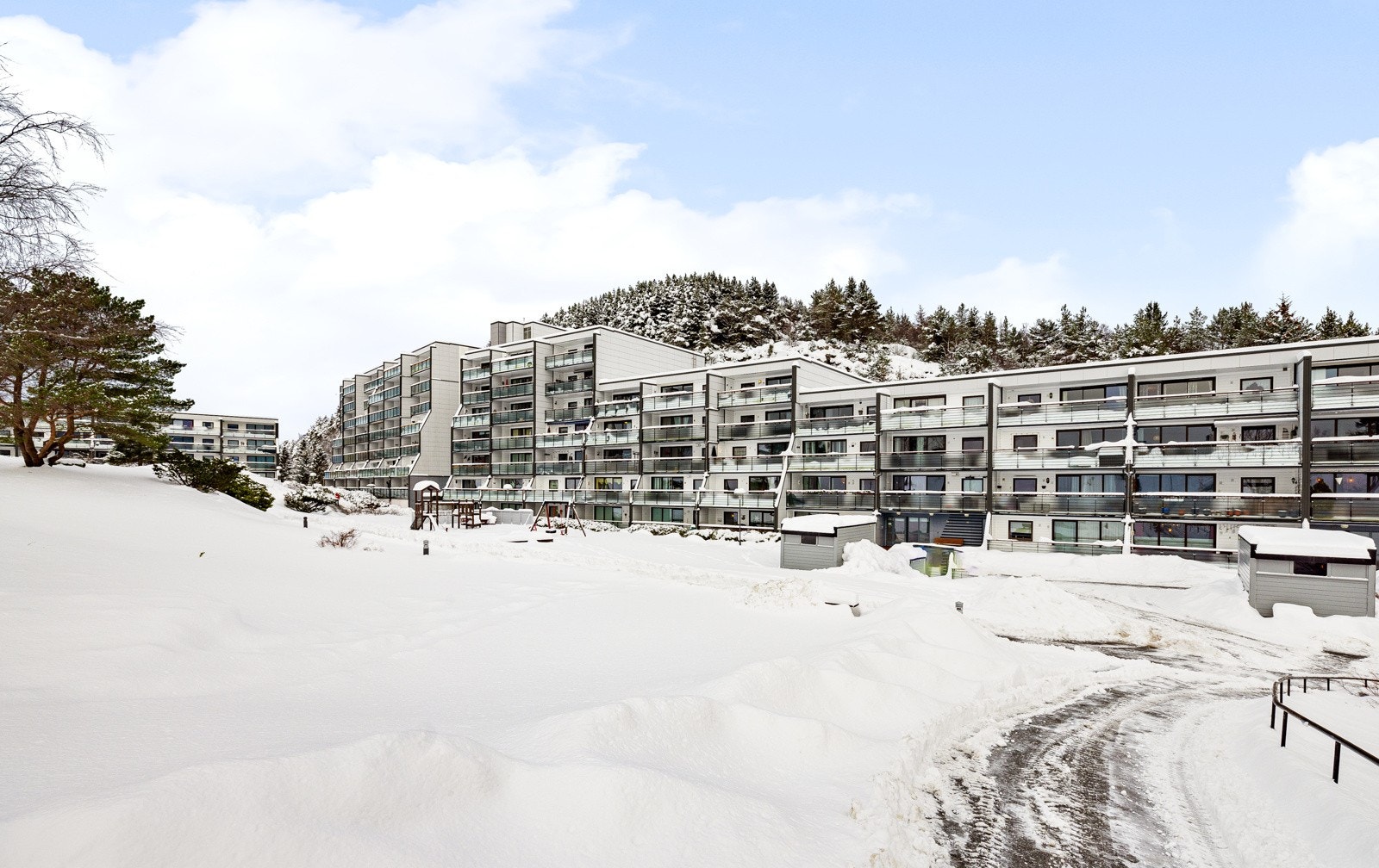 Velkommen til Brønndalen 72, Leilighet i 3.etasje med meget gode solforhold fra ettermiddag til langt på kveld Galleribilde
