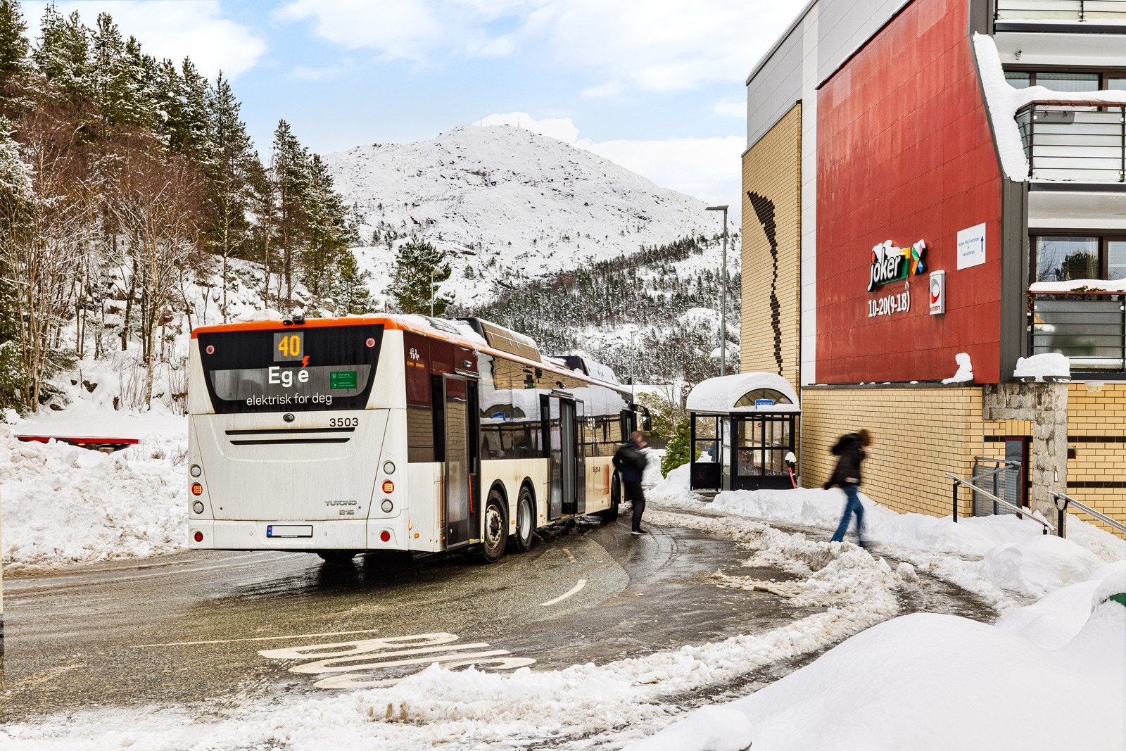 Det er 1 minutt gange fra leiligheten til busstopp... Galleribilde