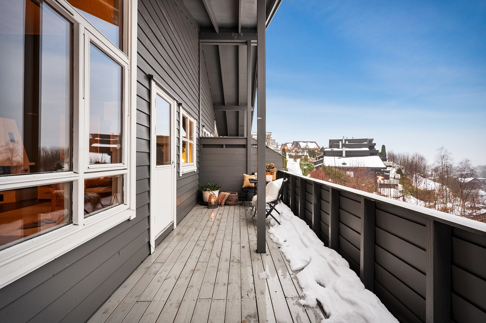 - Fra balkongen har du fin utsikt og veldig gode solforhold med sol fra 15-22 midtsommers - Galleribilde