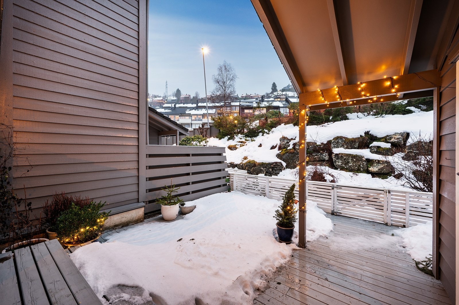 - Om sommeren har du sol på forsiden av huset fra ca. 08:00-14:00 - Galleribilde