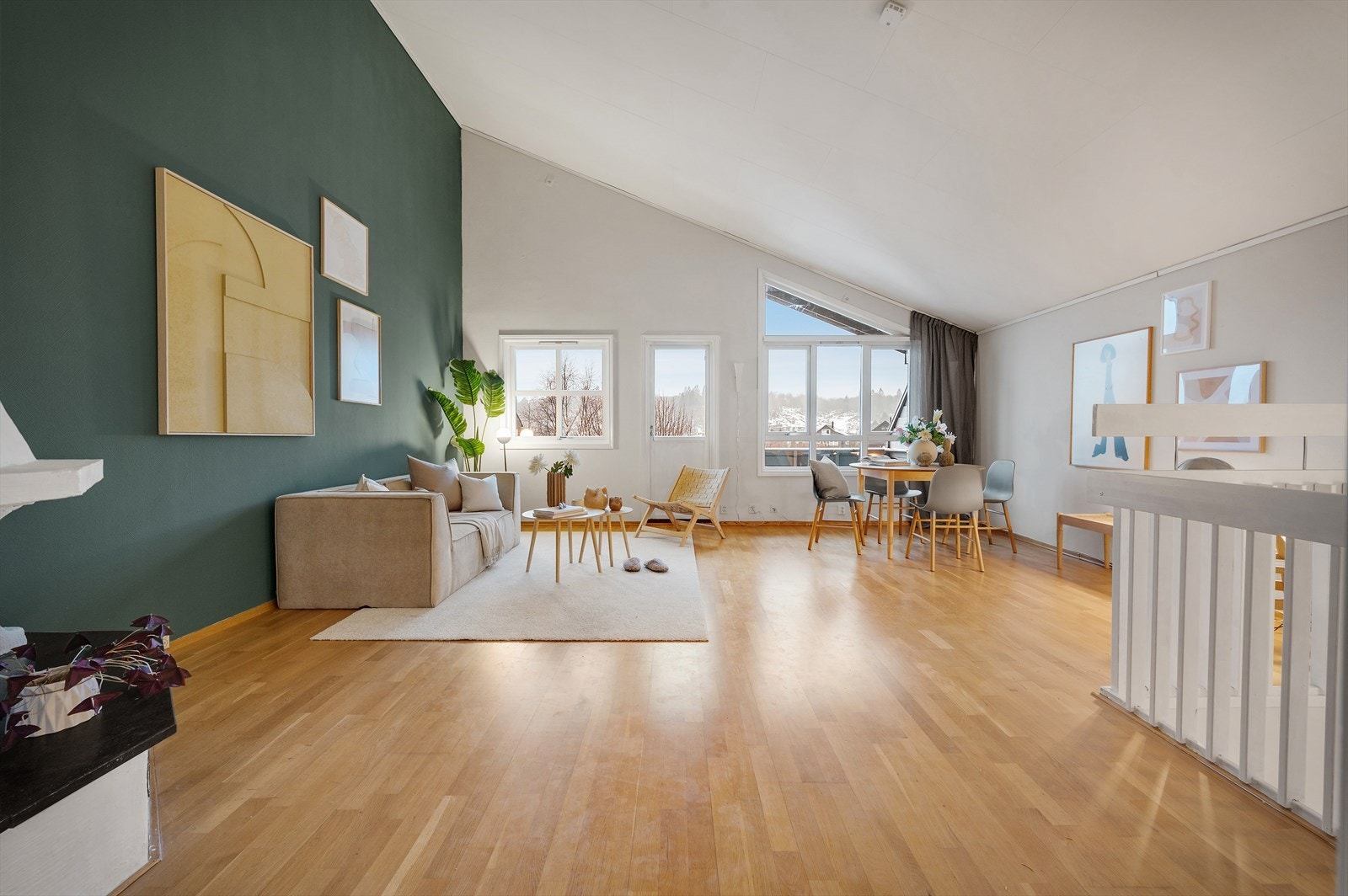 - Med de store vindusflatene slipper det inn rikelig med naturlig lys - Galleribilde
