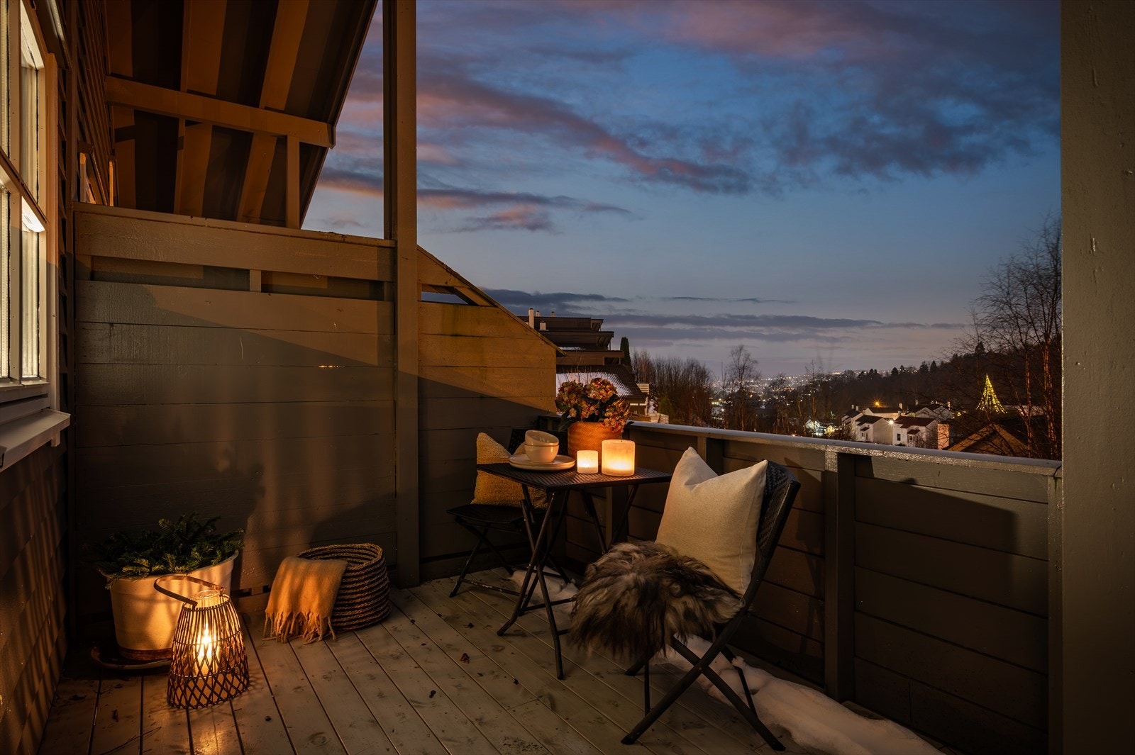 - Balkongen fikk nye terrassebord i 2023 - Galleribilde