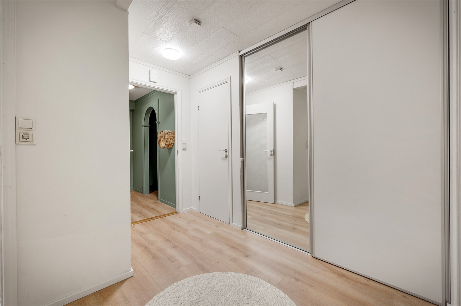 - Gangen er av god størrelse på 12,1 m² med god plass til å henge fra deg yttertøy - Galleribilde