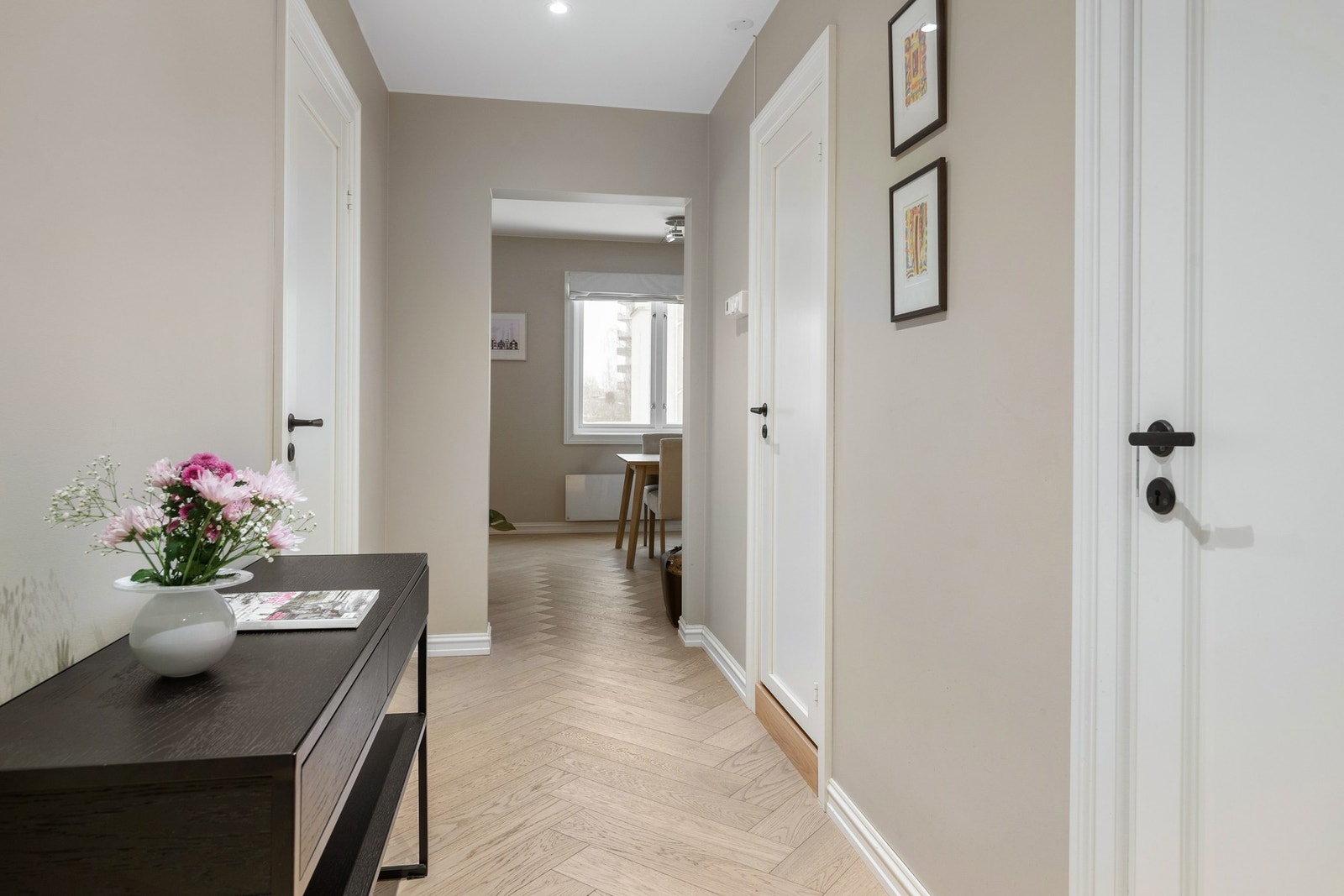 Det er gode lagringsmuligheter i stor loftsbod og kjellerbod. Kjellerbod på 9kvm og loftsbod med 10kvm gulvareal (målbart 5 kvm) Galleribilde