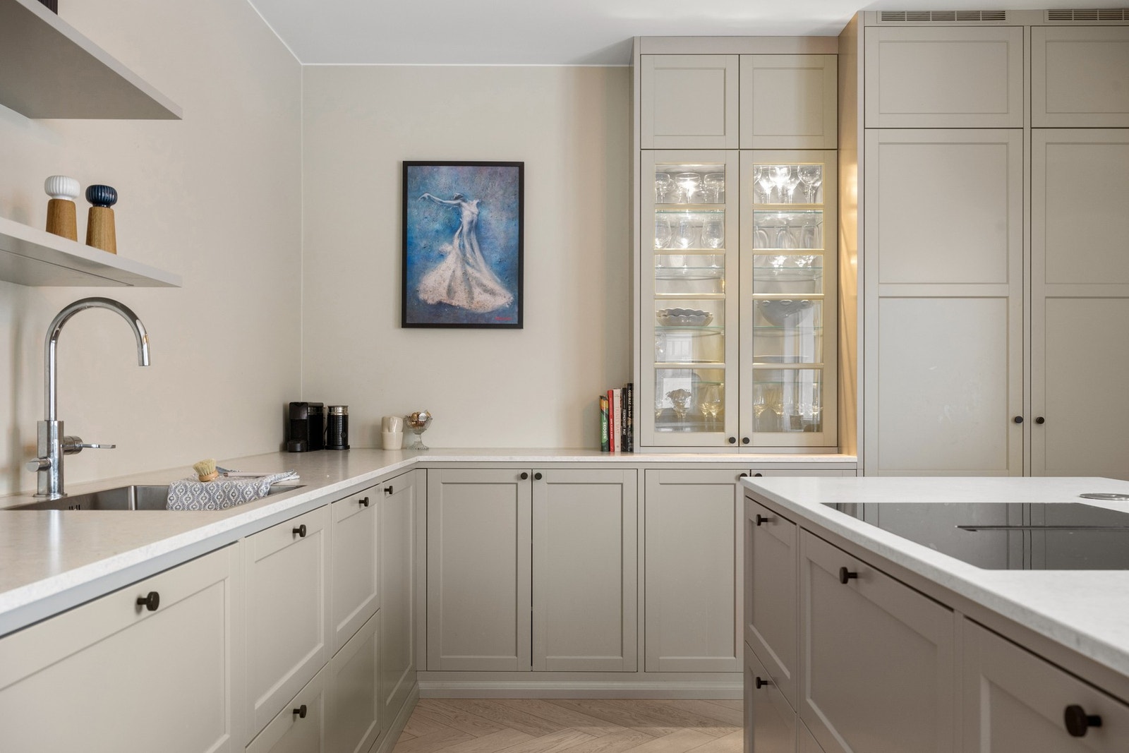 Kjøkkenet har moderne kvaliteter som automatisk lekkasjestopper, komfyrvakt og planlimt oppvaskkum. Galleribilde