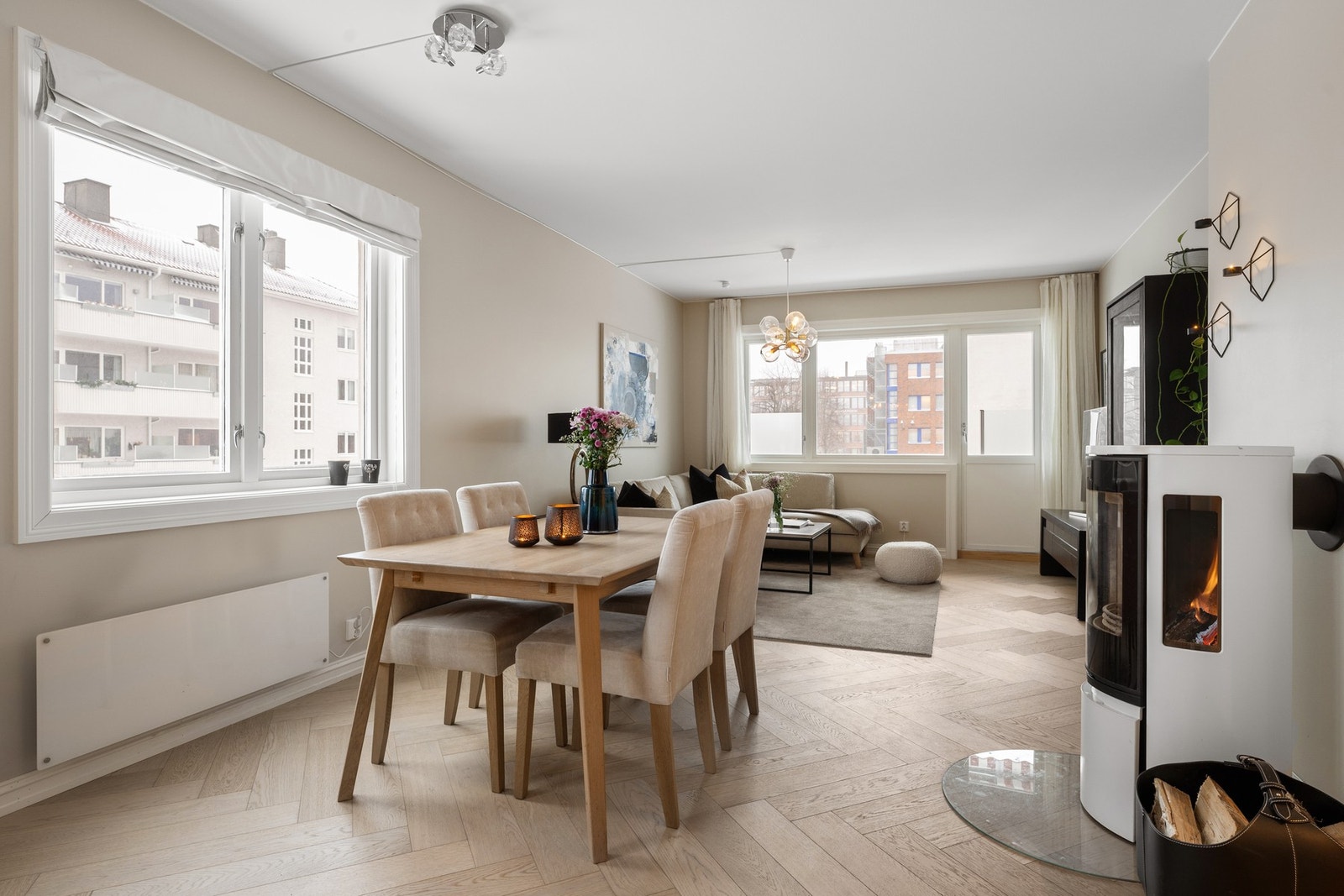 Lys og innbydende leilighet, oppusset i 2021 med nytt bad, kjøkken med integrerte hvitevarer, elegant fiskebensparkett og profilerte lister m.m. Galleribilde