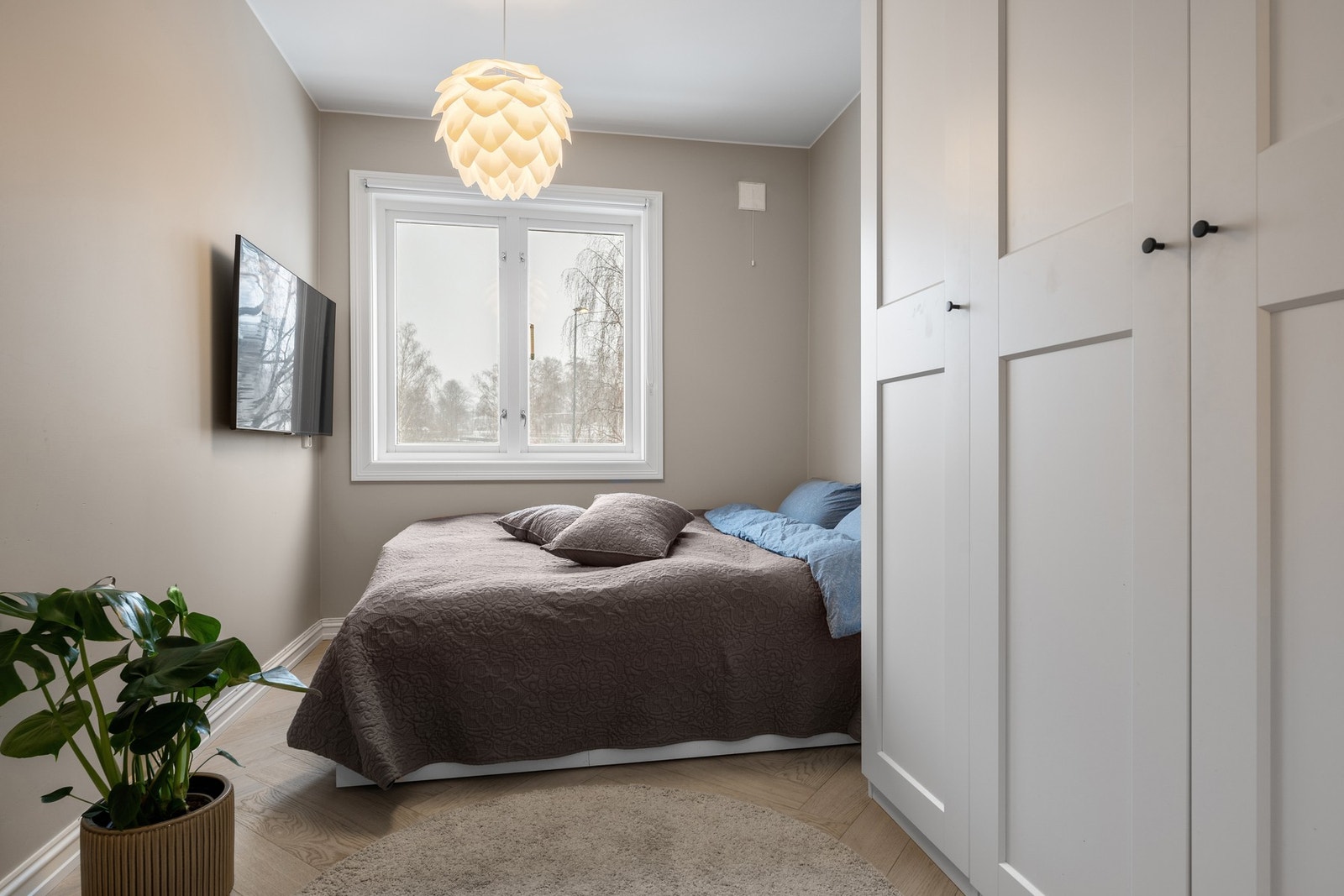 Soverom 2 er lyst og fint med lekker skapløsning med profilerte fronter. Galleribilde