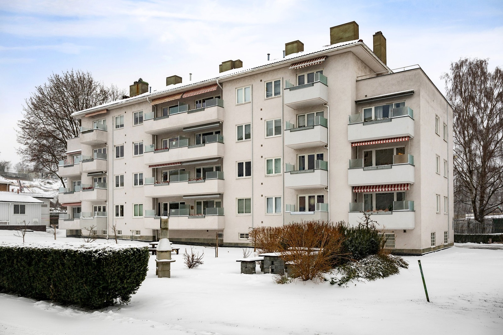 Borettslaget har utleie av garasjeplasser etter ansiennitet. I tillegg er det gjesteparkering og området er med i Oslo kommunes ordning for beboerparkering. Galleribilde