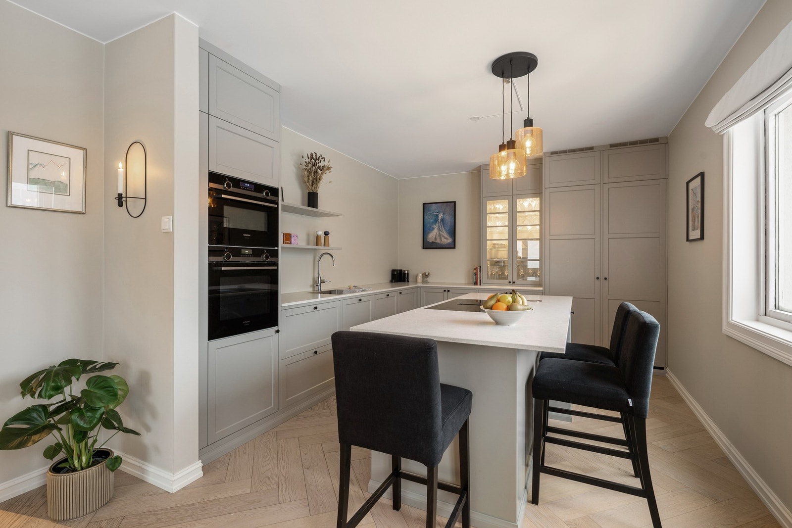 Begrenset bruk av overskap gir kjøkkenet et luftig og åpent uttrykk. I tillegg er det to kjøleskap med frysedel (?). Galleribilde