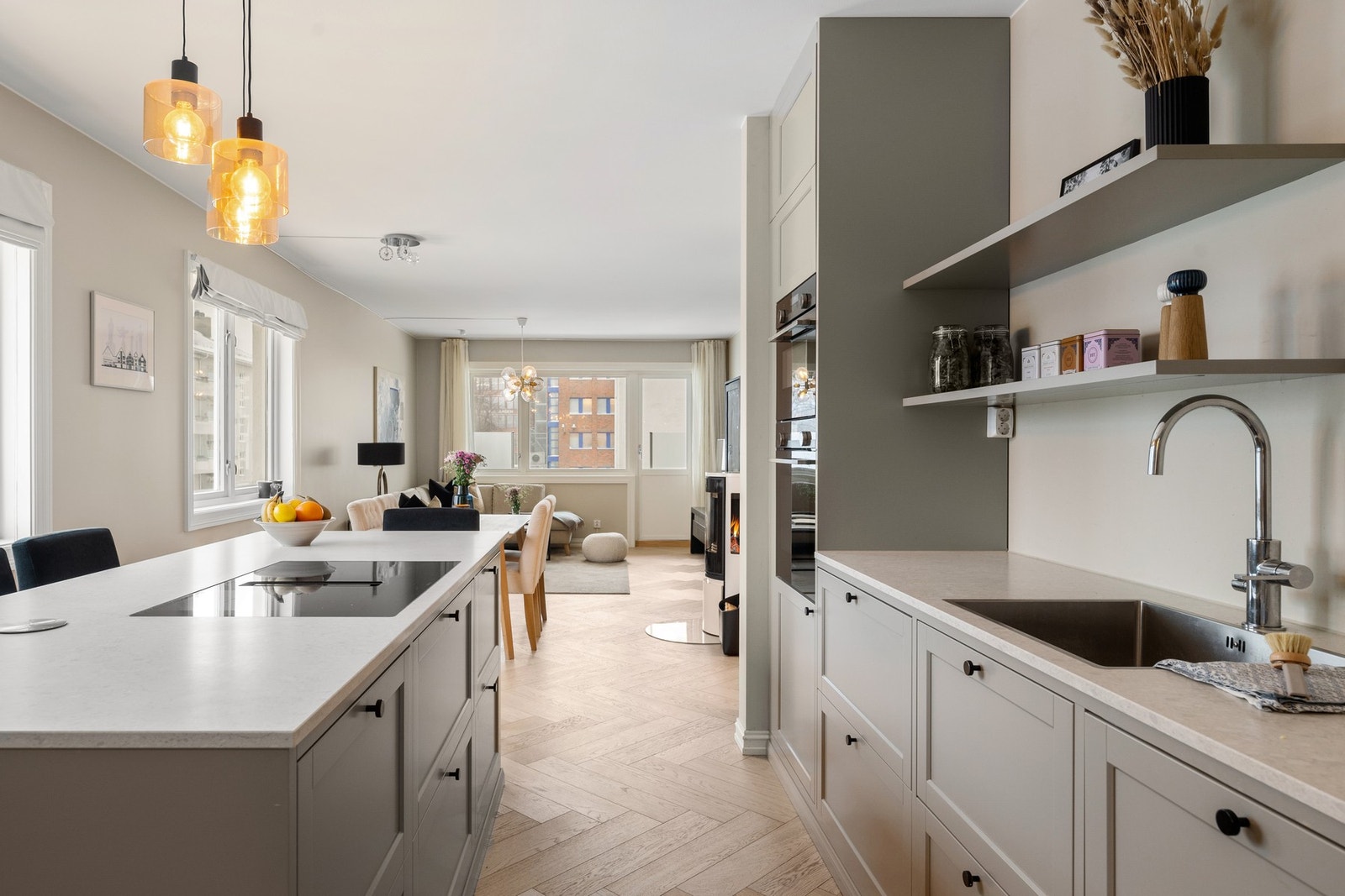 Meget pent kjøkken med profilerte fronter og stilrene knotter. Benkeplater i stein med god holdbarhet og lite vedlikehold. Galleribilde