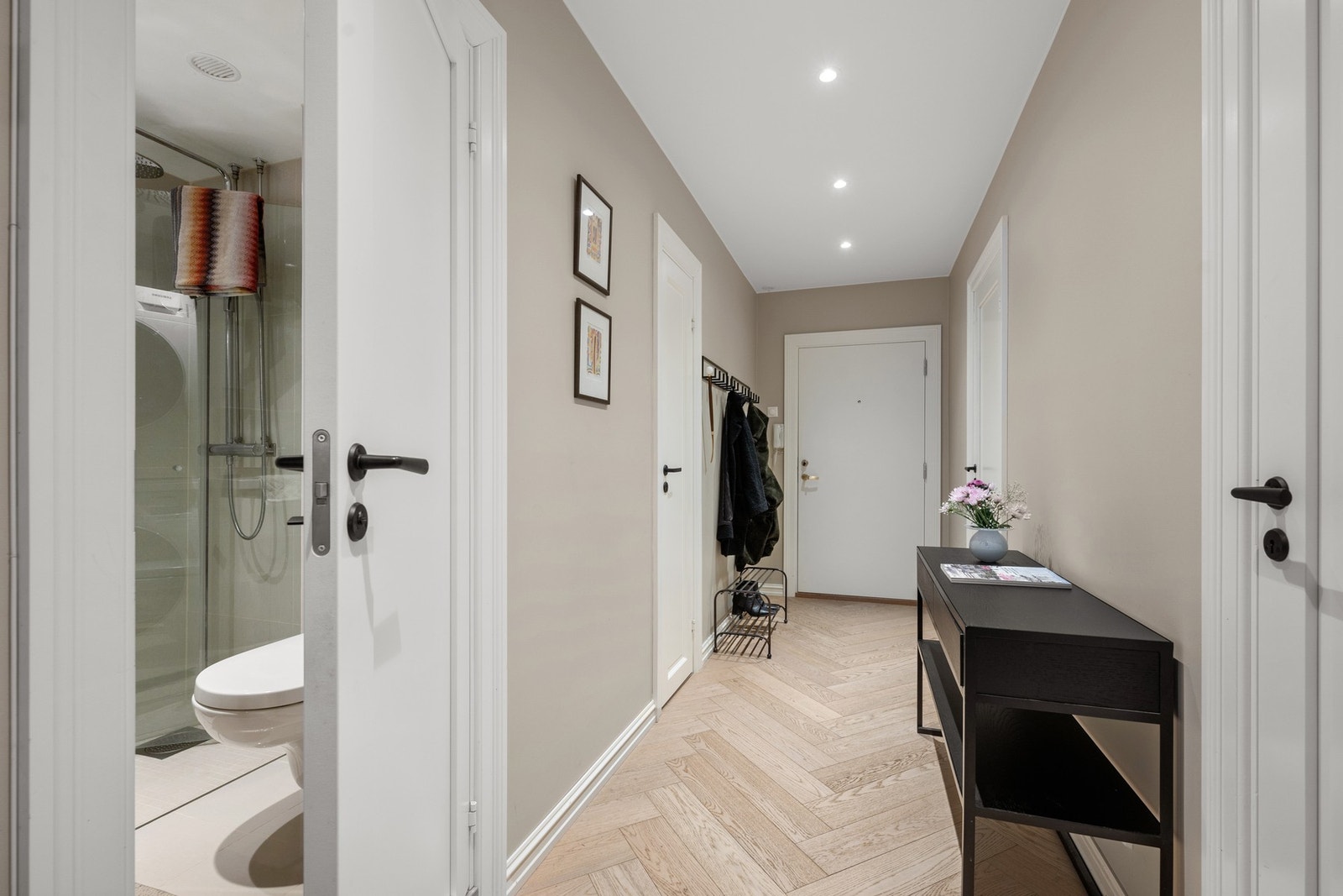 Innbydende hall/entré med downlights gir et godt førsteinntrykk av leiligheten. Galleribilde