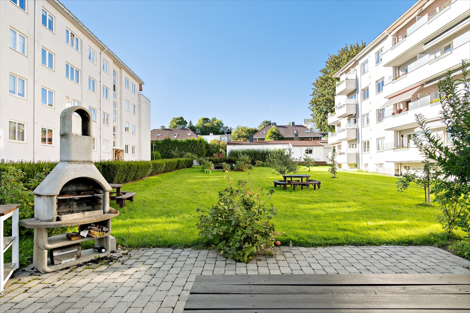 Uteområdet er bl.a. opparbeidet med flere fellesgriller og sittebenker. Galleribilde