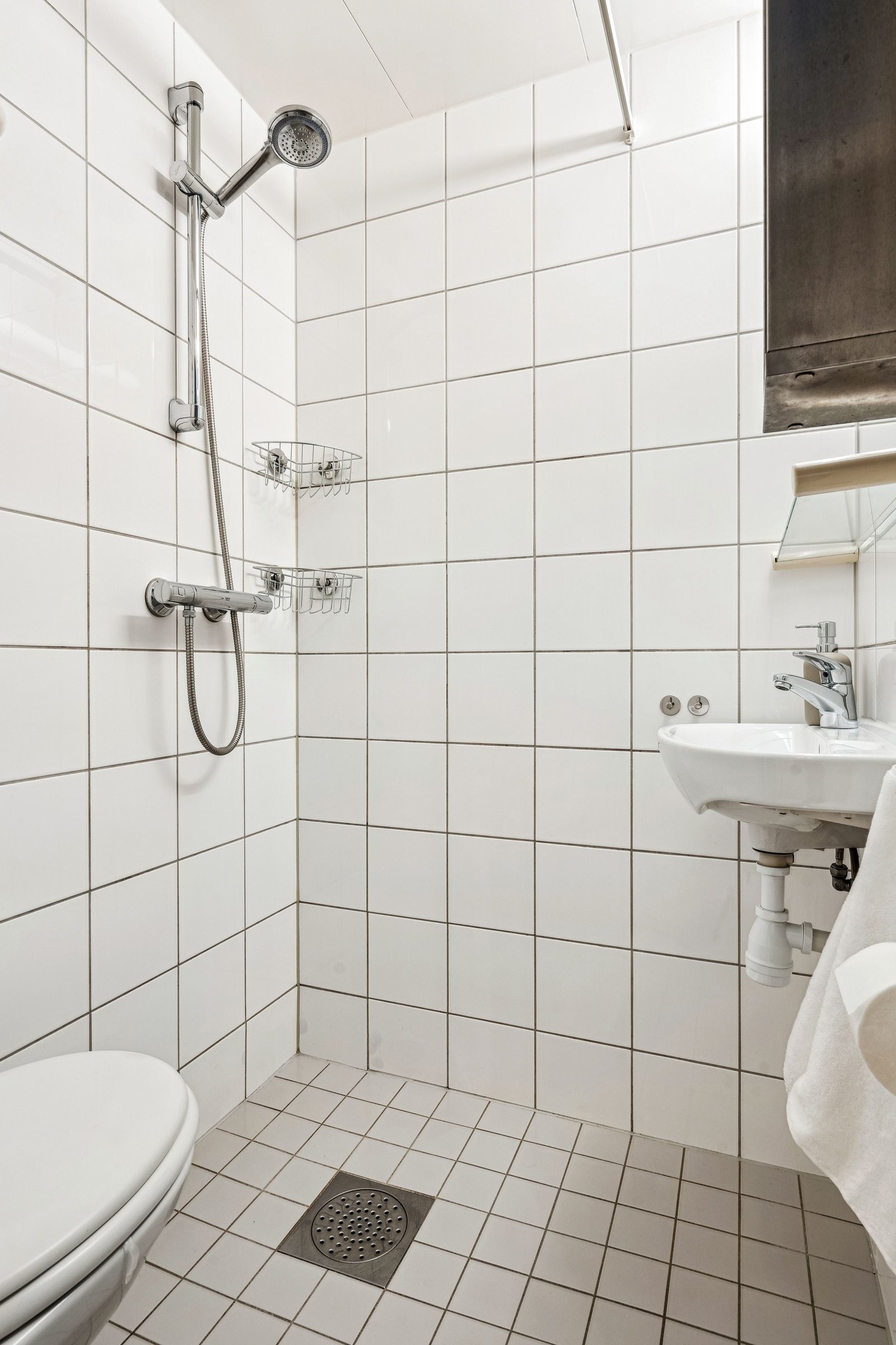 Pent og funksjonelt flislagt bad med gulvvarme Galleribilde