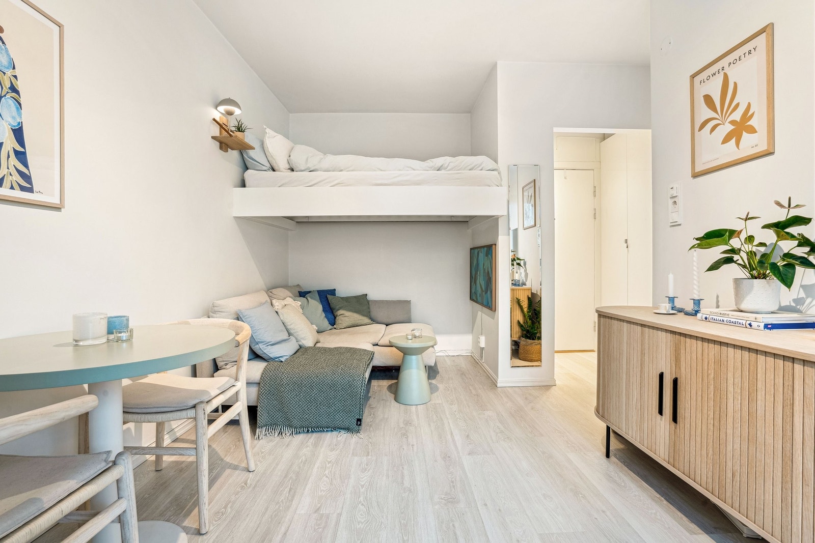 En funksjonell hems er bygget med soveplass på toppen, som skaper en innbydende og koselig sofakrok under. Galleribilde