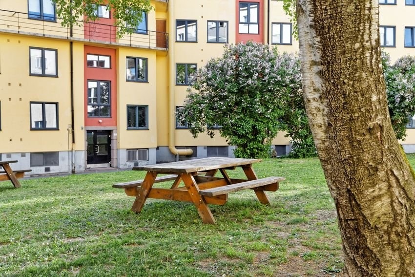 Bakgården har flere sitteplasser og benker. Galleribilde