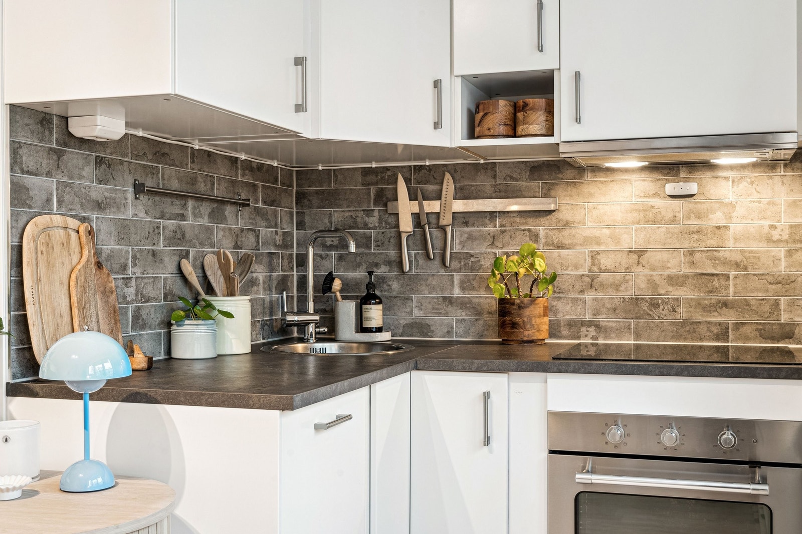 Hvitvarer som komfyr med platetopp, oppvaskmaskin og kjøleskap medfølger. Galleribilde