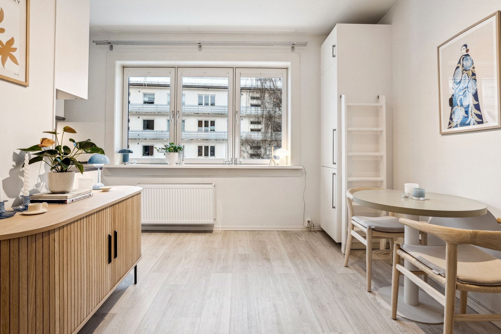 Leiligheten ligger i byggets 2. etasje, med store vindusflater som slipper inn mye naturlig lys og skaper en trivelig atmosfære i rommet. Galleribilde