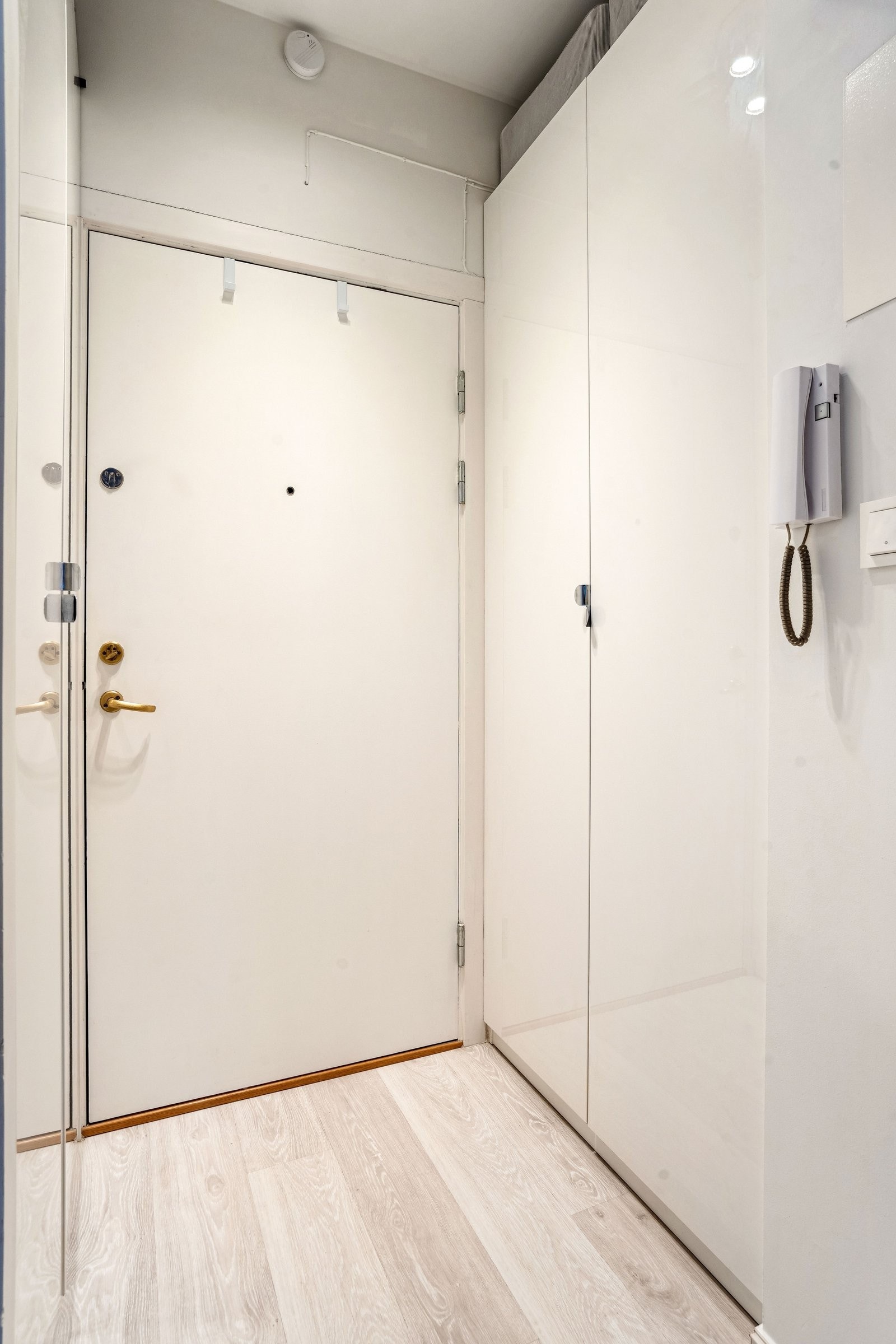 Du møtes av en praktisk entre, med god plass til oppbevaring på begge sider. Galleribilde