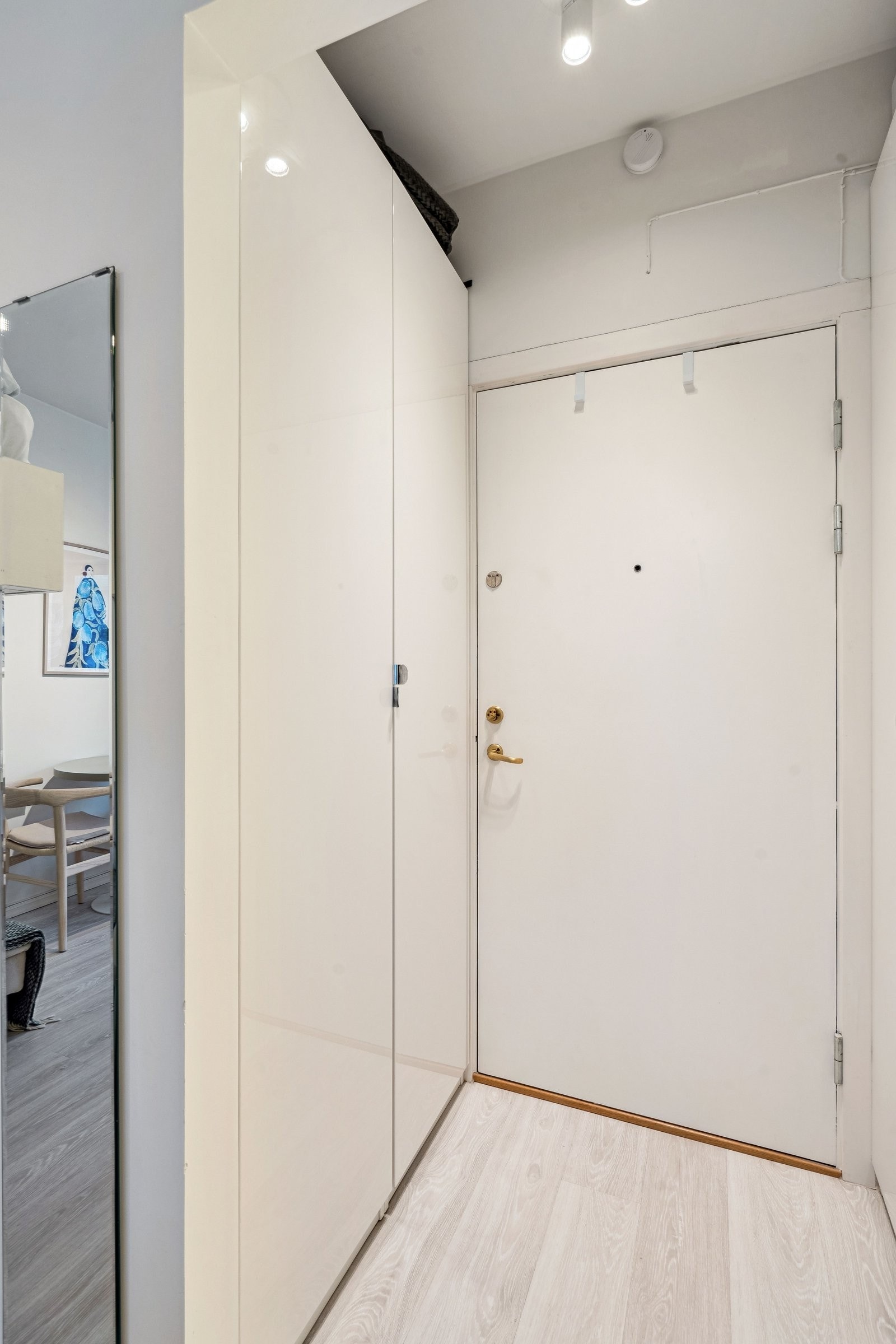 Optimal arealutnyttelse med plassbygd garderobeskap. Galleribilde