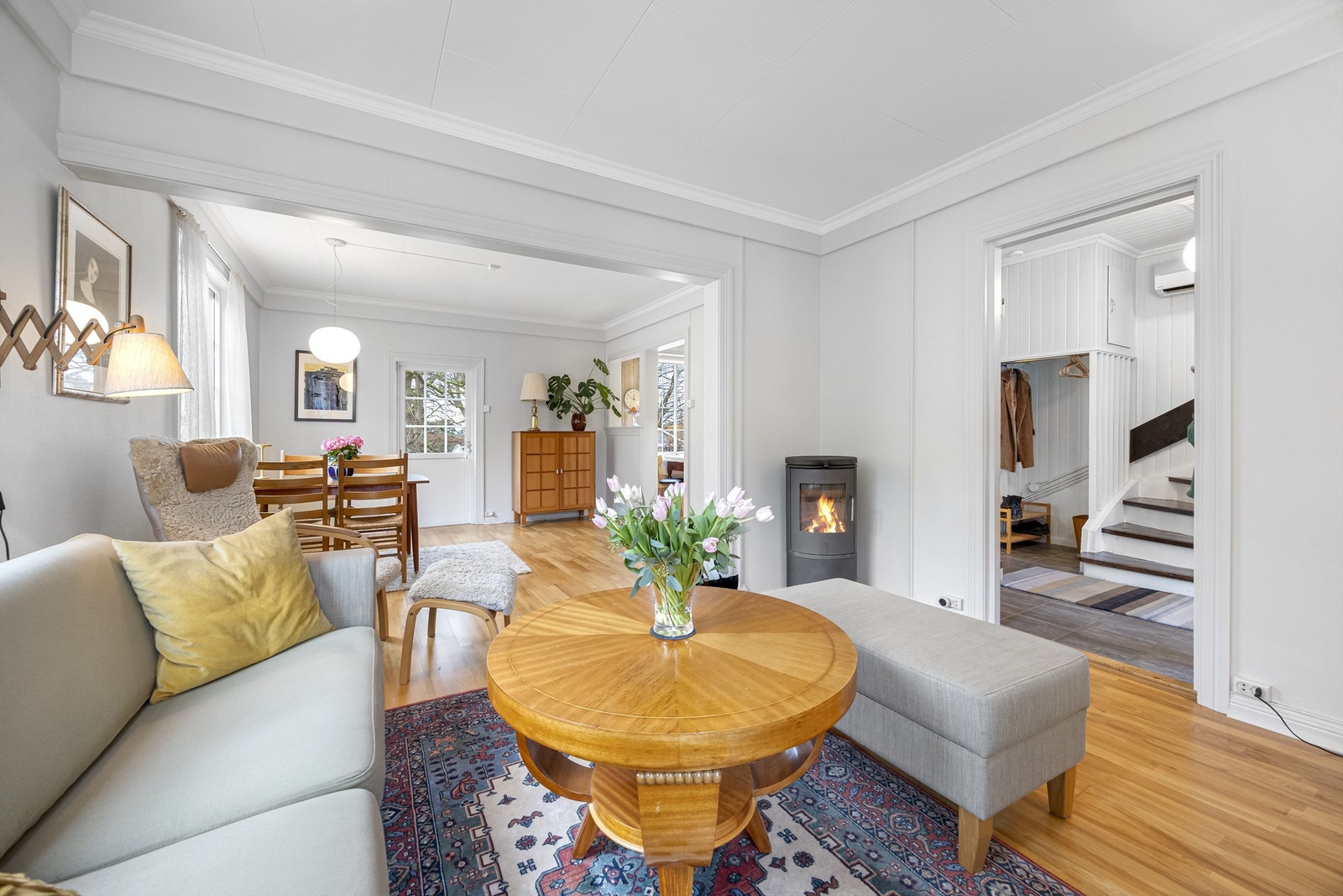 Hyggelig og lys stue med utgang til hagen Galleribilde