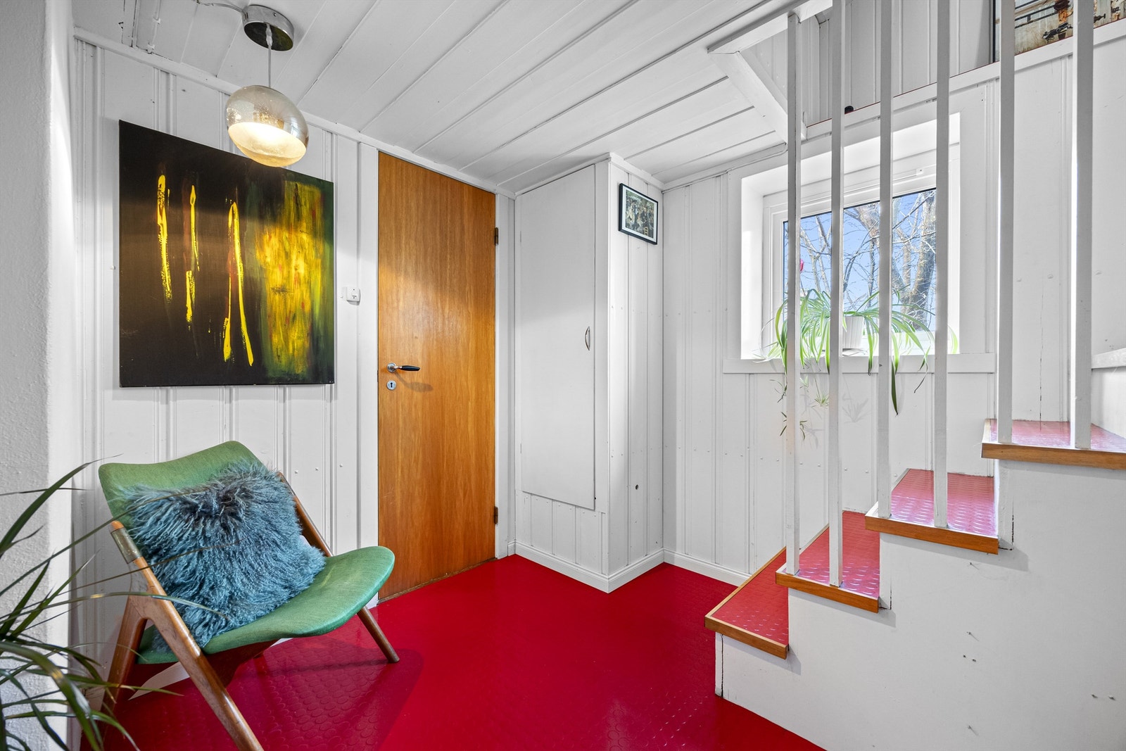 Bad er plassert i boligens underetasje. Her er det også bodplass samt krypkjeller. Galleribilde