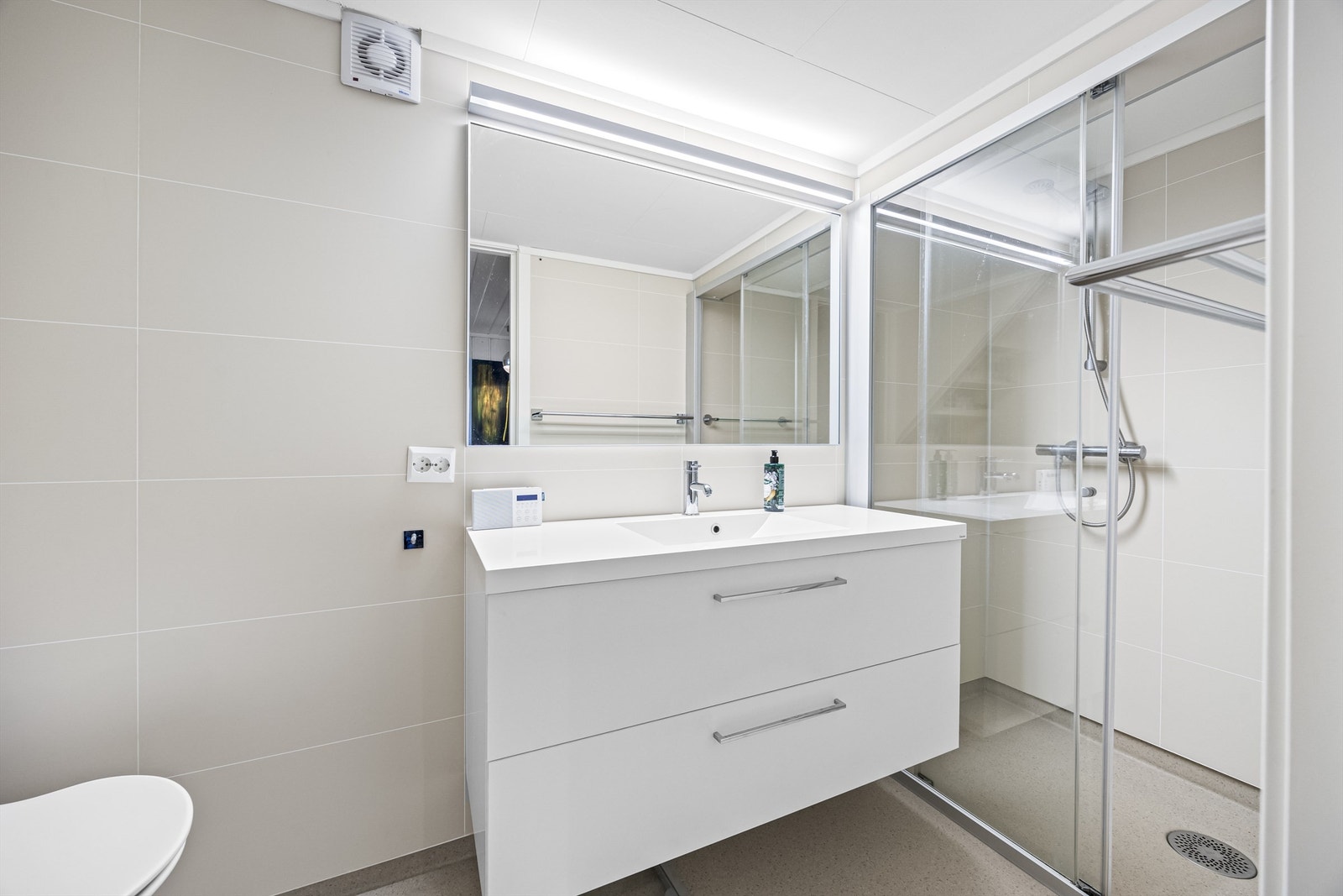 Bad med servantskap, dusj og toalett. Badet er renovert i nyere tid. Galleribilde