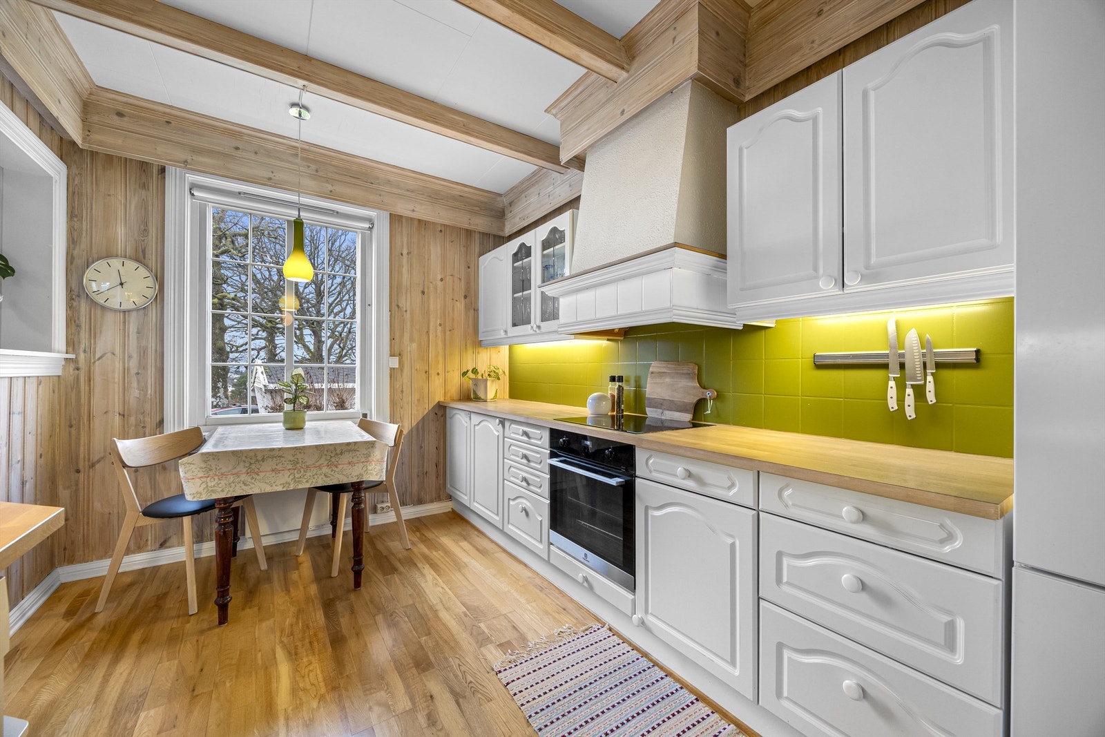 Kjøkken med plass til spisebord Galleribilde