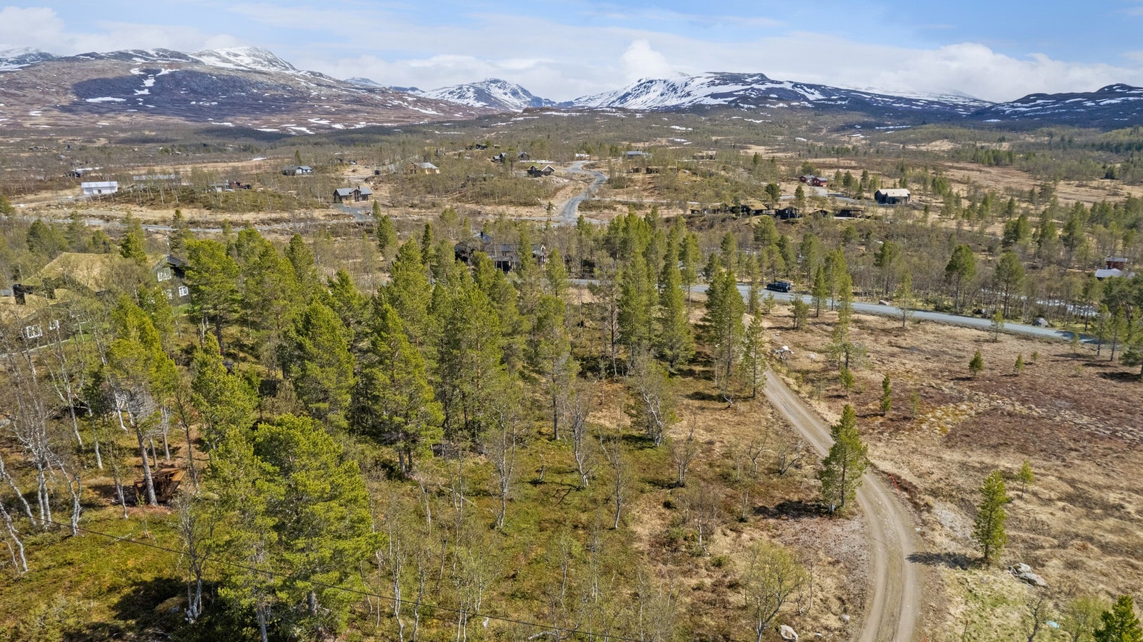 Nydelig utsikt over Stugusjøen og fjellene rundt. Galleribilde