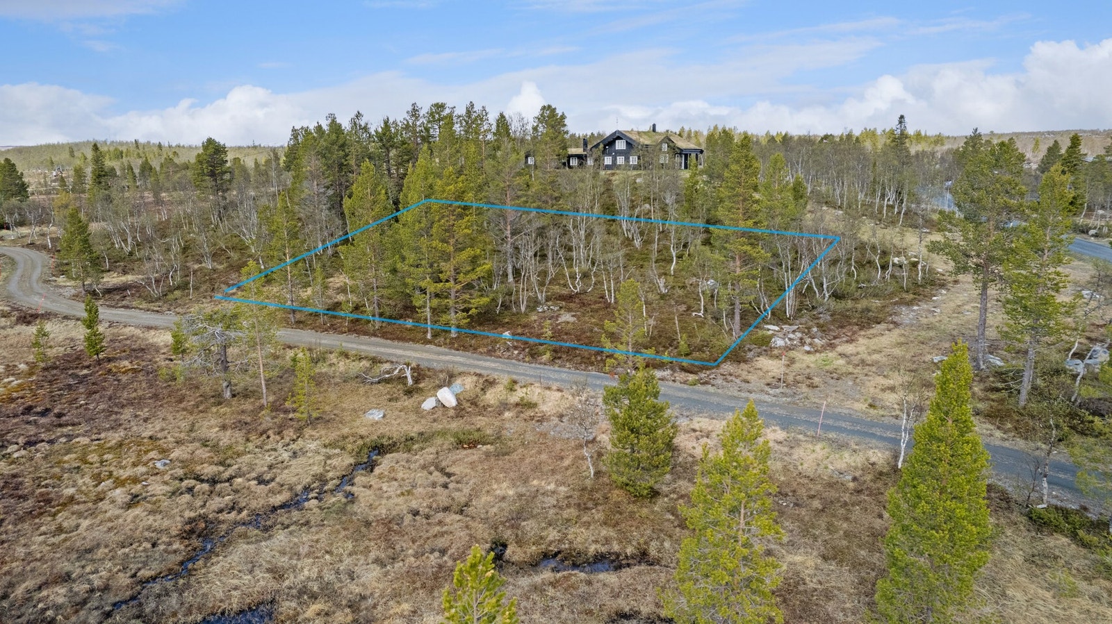 Se kart for eksakte grenser. I henhold til kommuneplanens bestemmelser skal bebyggelsen fremstå som 1 enhet, og størrelsen på anneks er begrenset til 30 m2. Galleribilde