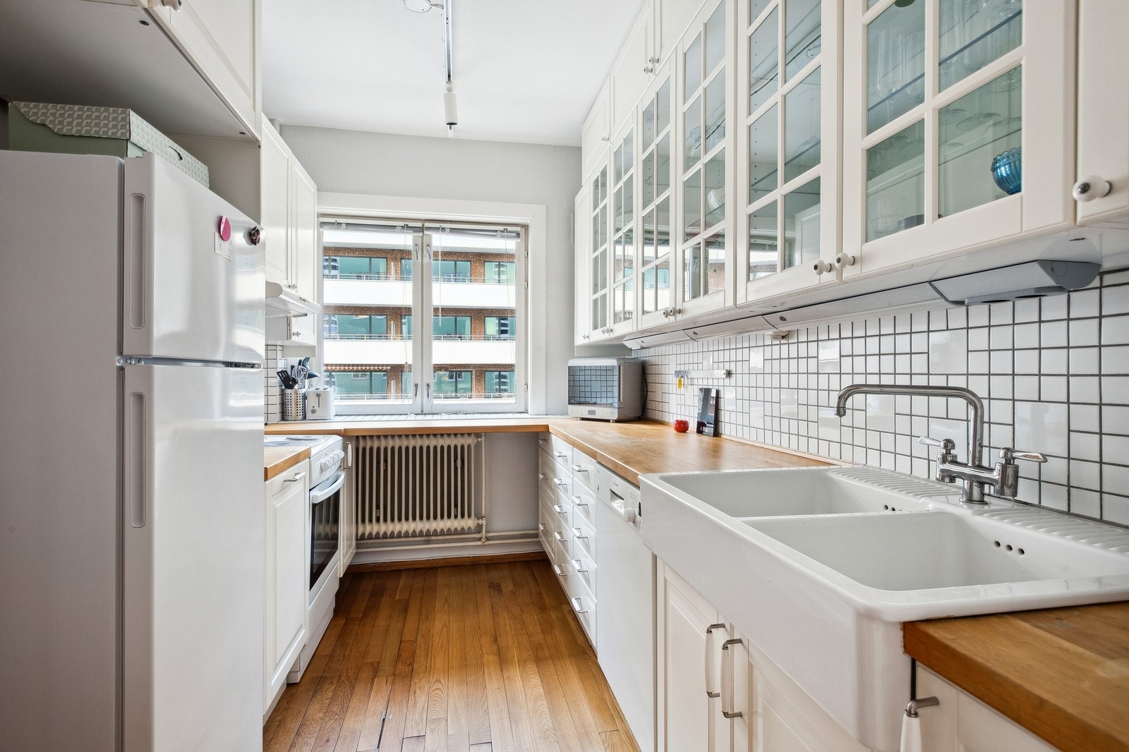 Kjøkken med medfølgende hvitevarer. Galleribilde