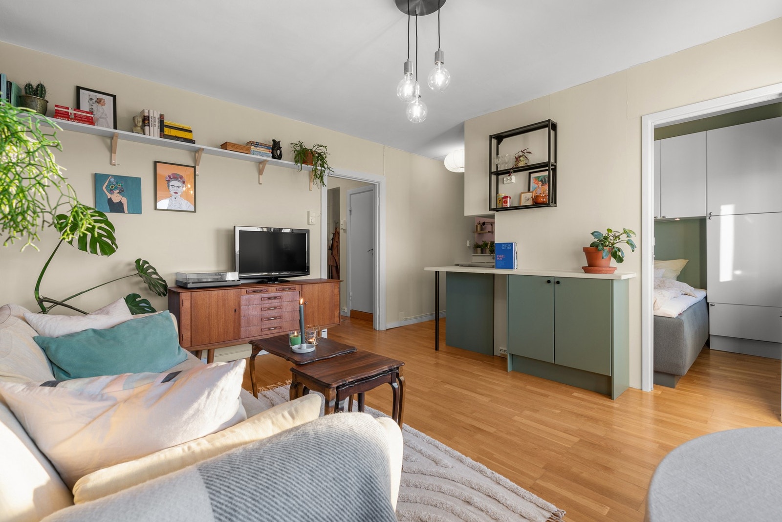 Det er åpen løsning mellom kjøkkenet og stue Galleribilde