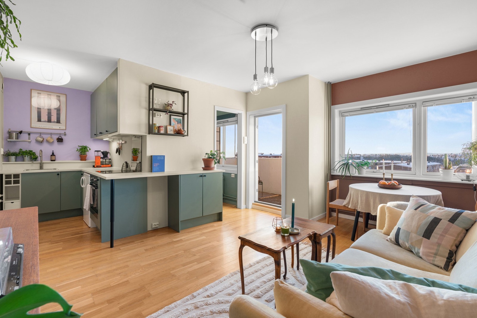 Stuen har plass for både sofa, tv-løsning og spisebord Galleribilde