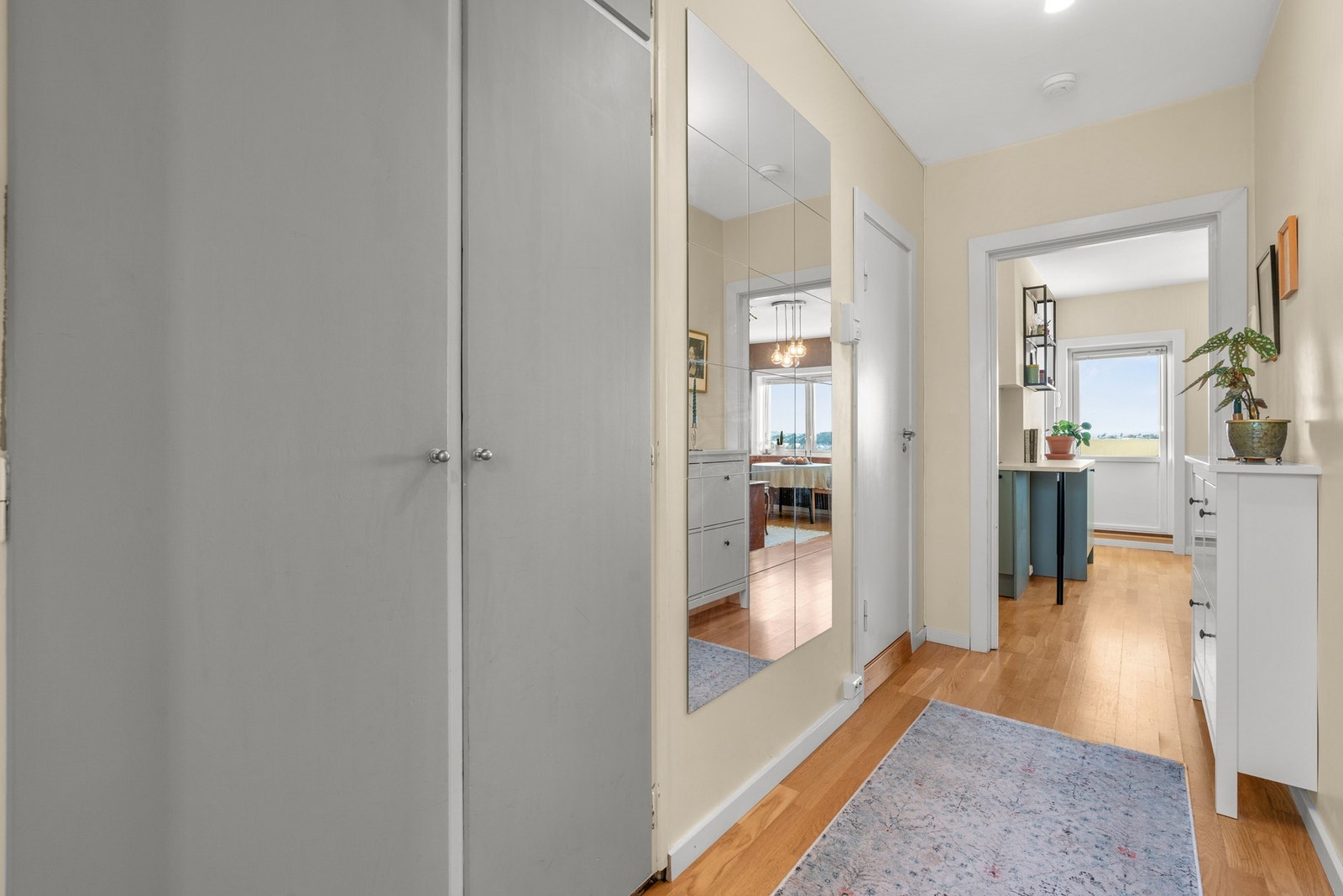 Entréen har et romslig garderobeskap, og det er plass til skoskap/kommoder om ønskelig Galleribilde