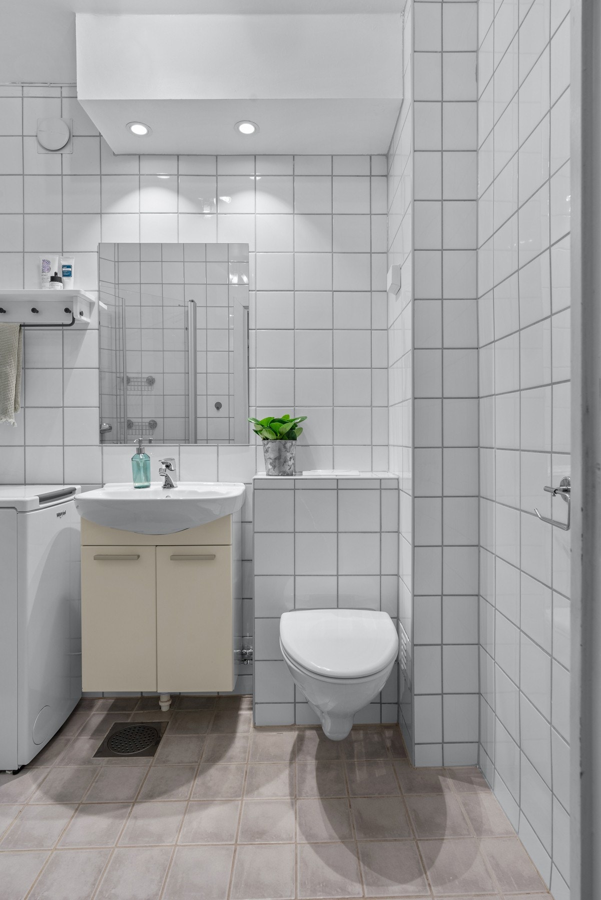 Badet har opplegg for vaskemaskin. Vaskemaskinen medfølger Galleribilde