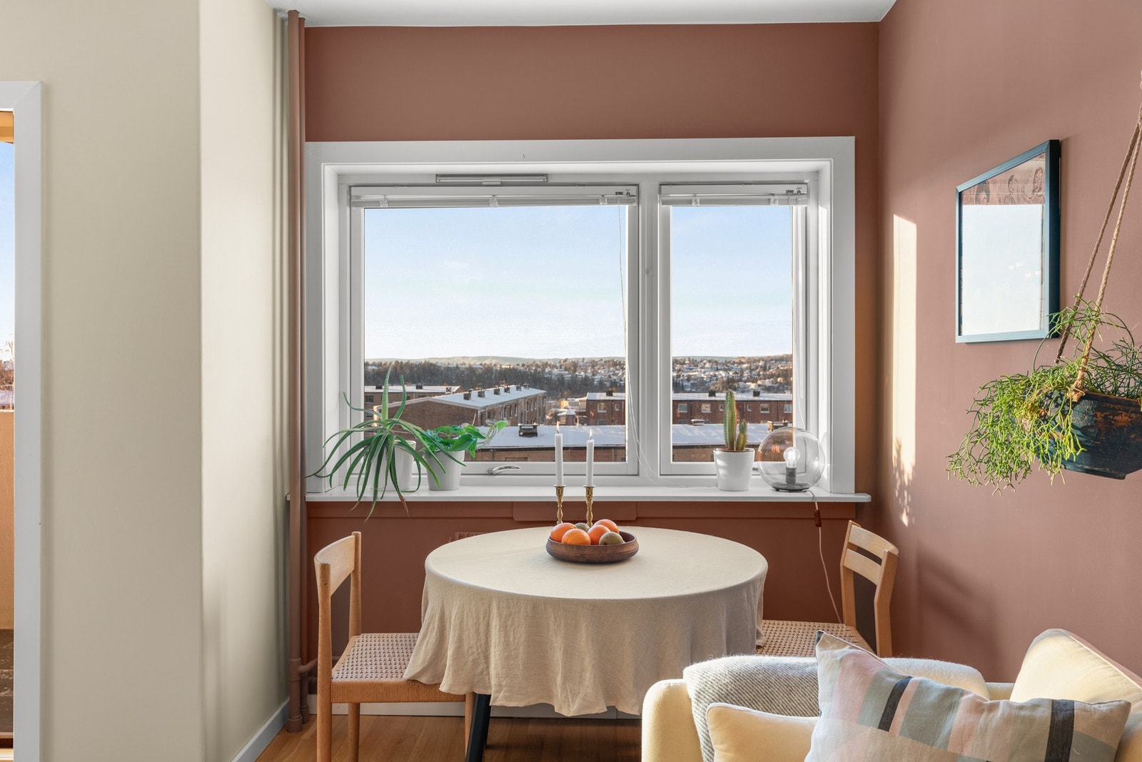 Fra leiligheten kan man nyte flott utsyn og gode lysforhold Galleribilde